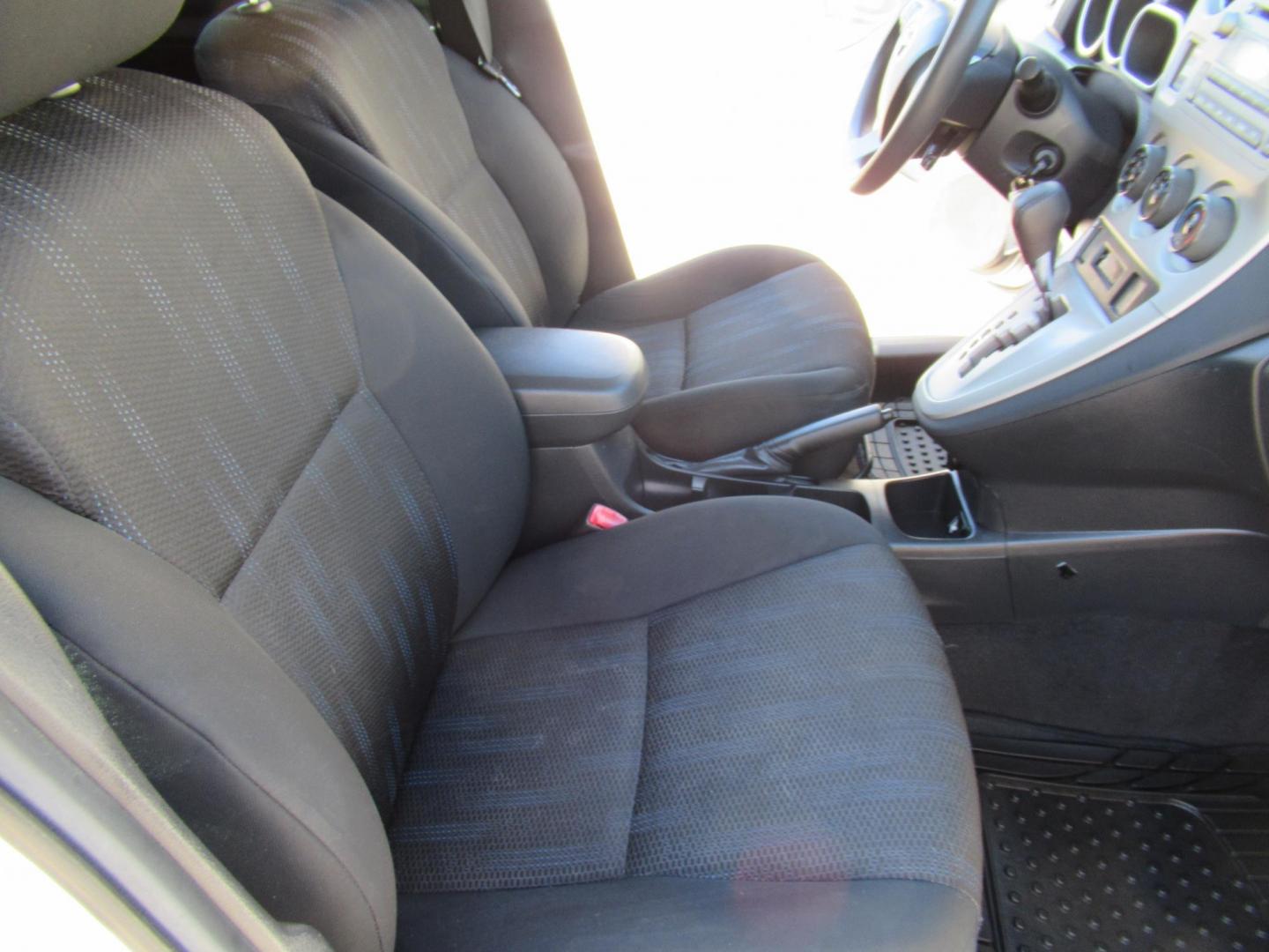 2011 White /Black Toyota Matrix Base MT (2T1KU4EE6BC) with an 1.8L L4 DOHC 16V engine, Automatic transmission, located at 1511 North Shepherd Dr., Houston, TX, 77008, (281) 657-1221, 29.798361, -95.412560 - 2011 TOYOTA MATRIX VIN: 2T1KU4EE6BC725538 2 T 1 K U 4 E E 6 B C 7 2 5 5 3 8 HATCHBACK 4 DR 1.8L I4 F DOHC 16V GASOLINE FRONT WHEEL DRIVE - Photo#14