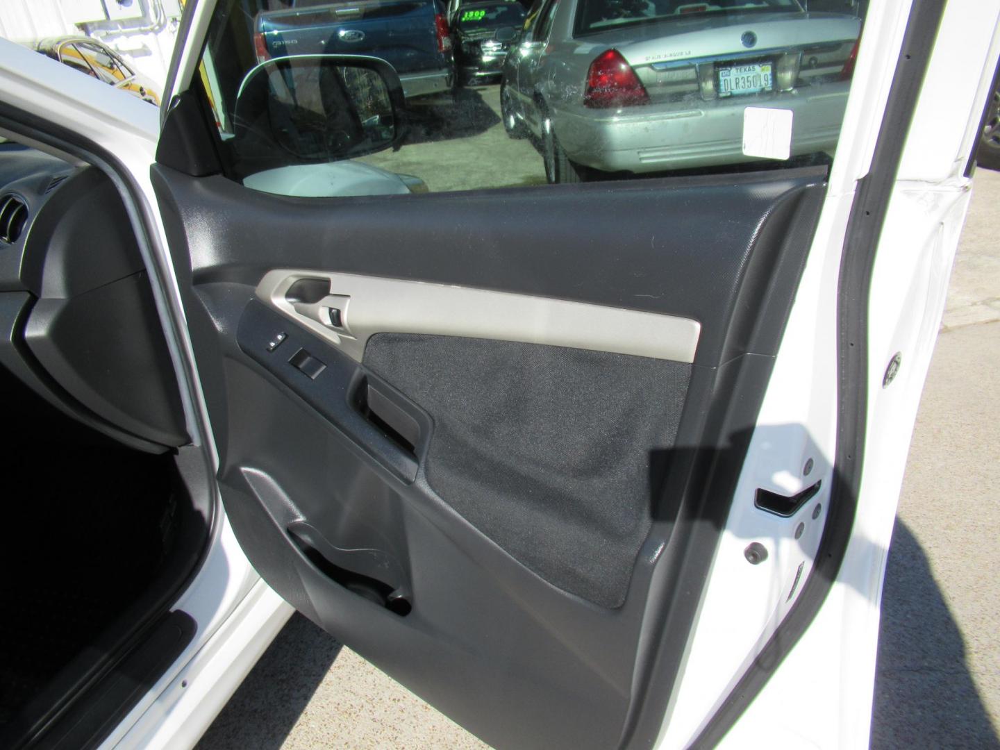 2011 White /Black Toyota Matrix Base MT (2T1KU4EE6BC) with an 1.8L L4 DOHC 16V engine, Automatic transmission, located at 1511 North Shepherd Dr., Houston, TX, 77008, (281) 657-1221, 29.798361, -95.412560 - 2011 TOYOTA MATRIX VIN: 2T1KU4EE6BC725538 2 T 1 K U 4 E E 6 B C 7 2 5 5 3 8 HATCHBACK 4 DR 1.8L I4 F DOHC 16V GASOLINE FRONT WHEEL DRIVE - Photo#15