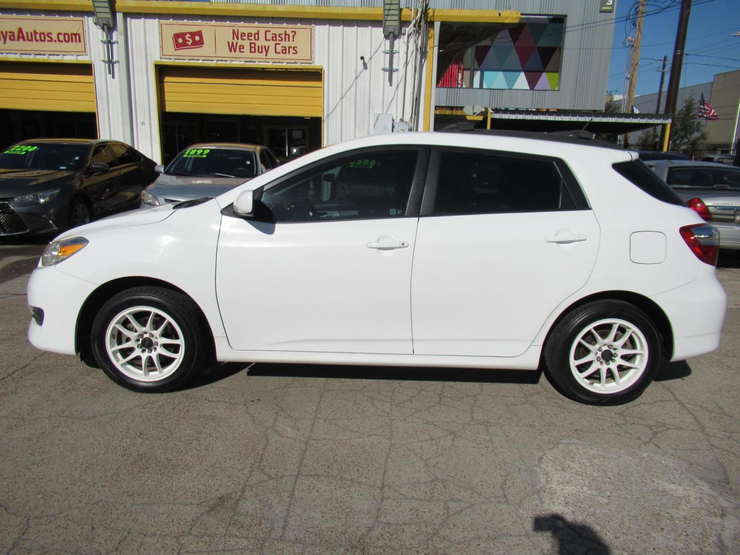 2011 White /Black Toyota Matrix Base MT (2T1KU4EE6BC) with an 1.8L L4 DOHC 16V engine, Automatic transmission, located at 1511 North Shepherd Dr., Houston, TX, 77008, (281) 657-1221, 29.798361, -95.412560 - 2011 TOYOTA MATRIX VIN: 2T1KU4EE6BC725538 2 T 1 K U 4 E E 6 B C 7 2 5 5 3 8 HATCHBACK 4 DR 1.8L I4 F DOHC 16V GASOLINE FRONT WHEEL DRIVE - Photo#16