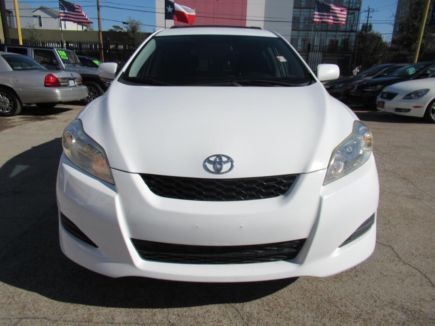 2011 White /Black Toyota Matrix Base MT (2T1KU4EE6BC) with an 1.8L L4 DOHC 16V engine, Automatic transmission, located at 1511 North Shepherd Dr., Houston, TX, 77008, (281) 657-1221, 29.798361, -95.412560 - 2011 TOYOTA MATRIX VIN: 2T1KU4EE6BC725538 2 T 1 K U 4 E E 6 B C 7 2 5 5 3 8 HATCHBACK 4 DR 1.8L I4 F DOHC 16V GASOLINE FRONT WHEEL DRIVE - Photo#18