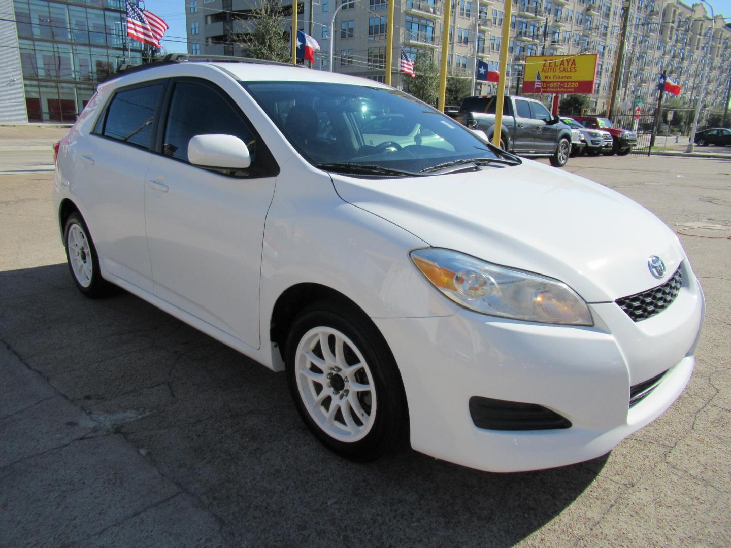 2011 White /Black Toyota Matrix Base MT (2T1KU4EE6BC) with an 1.8L L4 DOHC 16V engine, Automatic transmission, located at 1511 North Shepherd Dr., Houston, TX, 77008, (281) 657-1221, 29.798361, -95.412560 - 2011 TOYOTA MATRIX VIN: 2T1KU4EE6BC725538 2 T 1 K U 4 E E 6 B C 7 2 5 5 3 8 HATCHBACK 4 DR 1.8L I4 F DOHC 16V GASOLINE FRONT WHEEL DRIVE - Photo#19