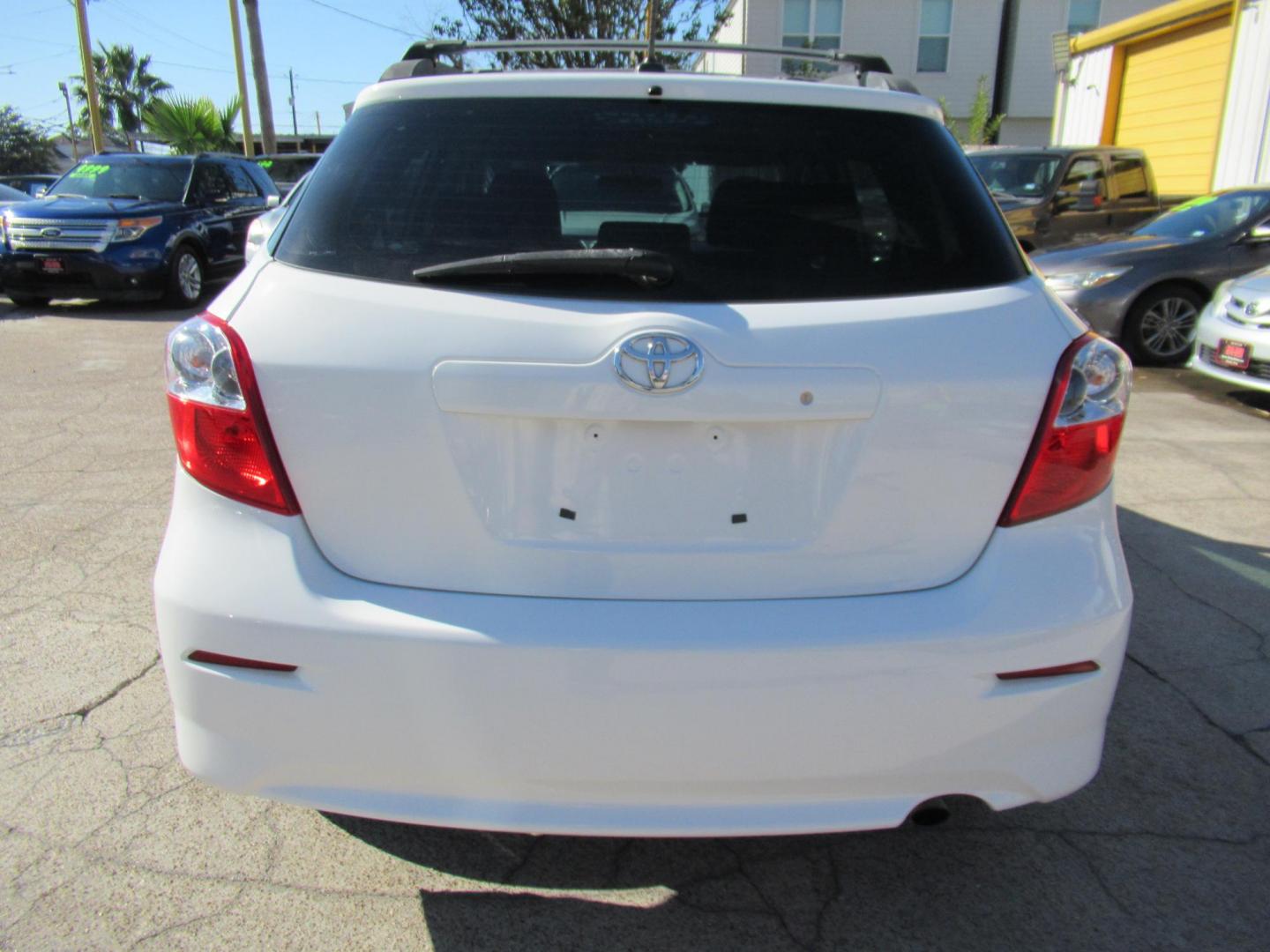 2011 White /Black Toyota Matrix Base MT (2T1KU4EE6BC) with an 1.8L L4 DOHC 16V engine, Automatic transmission, located at 1511 North Shepherd Dr., Houston, TX, 77008, (281) 657-1221, 29.798361, -95.412560 - 2011 TOYOTA MATRIX VIN: 2T1KU4EE6BC725538 2 T 1 K U 4 E E 6 B C 7 2 5 5 3 8 HATCHBACK 4 DR 1.8L I4 F DOHC 16V GASOLINE FRONT WHEEL DRIVE - Photo#21