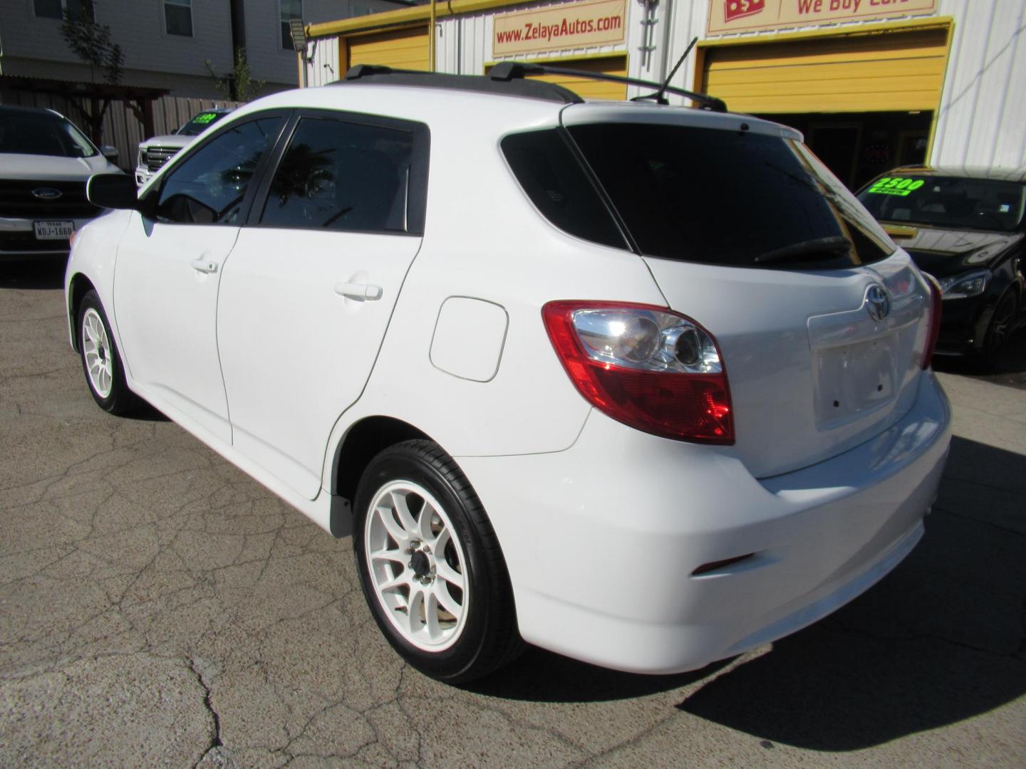 2011 White /Black Toyota Matrix Base MT (2T1KU4EE6BC) with an 1.8L L4 DOHC 16V engine, Automatic transmission, located at 1511 North Shepherd Dr., Houston, TX, 77008, (281) 657-1221, 29.798361, -95.412560 - 2011 TOYOTA MATRIX VIN: 2T1KU4EE6BC725538 2 T 1 K U 4 E E 6 B C 7 2 5 5 3 8 HATCHBACK 4 DR 1.8L I4 F DOHC 16V GASOLINE FRONT WHEEL DRIVE - Photo#20