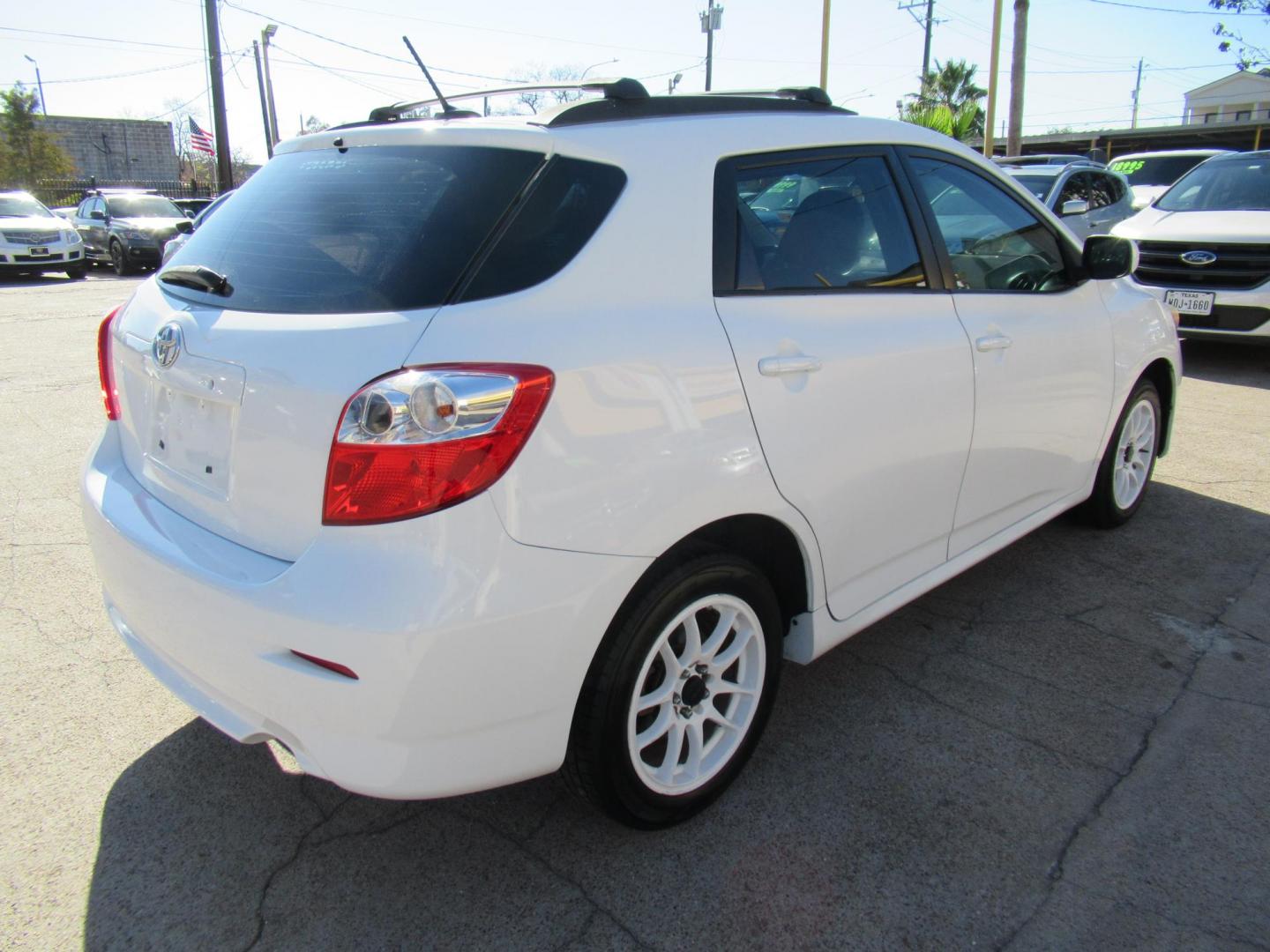 2011 White /Black Toyota Matrix Base MT (2T1KU4EE6BC) with an 1.8L L4 DOHC 16V engine, Automatic transmission, located at 1511 North Shepherd Dr., Houston, TX, 77008, (281) 657-1221, 29.798361, -95.412560 - 2011 TOYOTA MATRIX VIN: 2T1KU4EE6BC725538 2 T 1 K U 4 E E 6 B C 7 2 5 5 3 8 HATCHBACK 4 DR 1.8L I4 F DOHC 16V GASOLINE FRONT WHEEL DRIVE - Photo#22