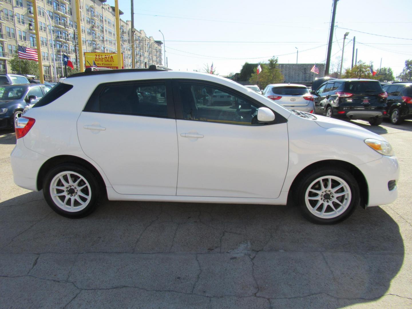 2011 White /Black Toyota Matrix Base MT (2T1KU4EE6BC) with an 1.8L L4 DOHC 16V engine, Automatic transmission, located at 1511 North Shepherd Dr., Houston, TX, 77008, (281) 657-1221, 29.798361, -95.412560 - 2011 TOYOTA MATRIX VIN: 2T1KU4EE6BC725538 2 T 1 K U 4 E E 6 B C 7 2 5 5 3 8 HATCHBACK 4 DR 1.8L I4 F DOHC 16V GASOLINE FRONT WHEEL DRIVE - Photo#23