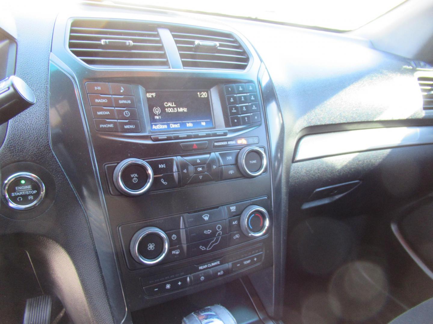 2018 White /Black Ford Explorer XLT FWD (1FM5K7D8XJG) with an 3.5L V6 DOHC 24V engine, 6A transmission, located at 1511 North Shepherd Dr., Houston, TX, 77008, (281) 657-1221, 29.798361, -95.412560 - 2018 FORD EXPLORER XLT VIN: 1FM5K7D8XJGB64692 1 F M 5 K 7 D 8 X J G B 6 4 6 9 2 4 DOOR WAGON/SPORT UTILITY 3.5L V6 F DOHC 24V GASOLINE FRONT WHEEL DRIVE - Photo#3