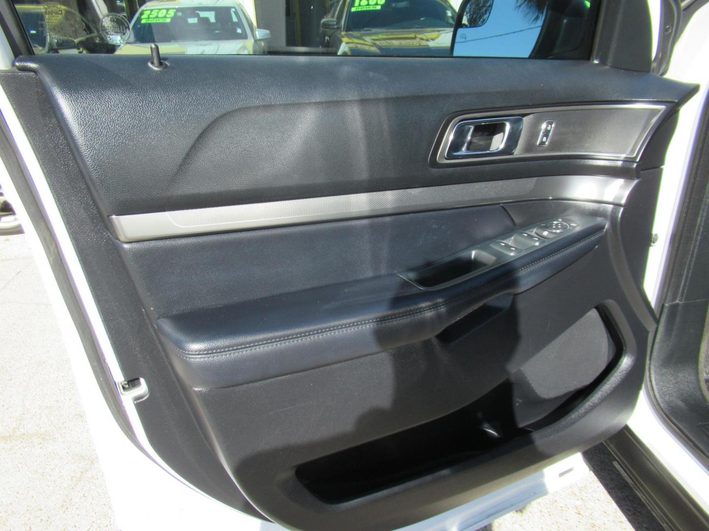 2018 White /Black Ford Explorer XLT FWD (1FM5K7D8XJG) with an 3.5L V6 DOHC 24V engine, 6A transmission, located at 1511 North Shepherd Dr., Houston, TX, 77008, (281) 657-1221, 29.798361, -95.412560 - 2018 FORD EXPLORER XLT VIN: 1FM5K7D8XJGB64692 1 F M 5 K 7 D 8 X J G B 6 4 6 9 2 4 DOOR WAGON/SPORT UTILITY 3.5L V6 F DOHC 24V GASOLINE FRONT WHEEL DRIVE - Photo#4