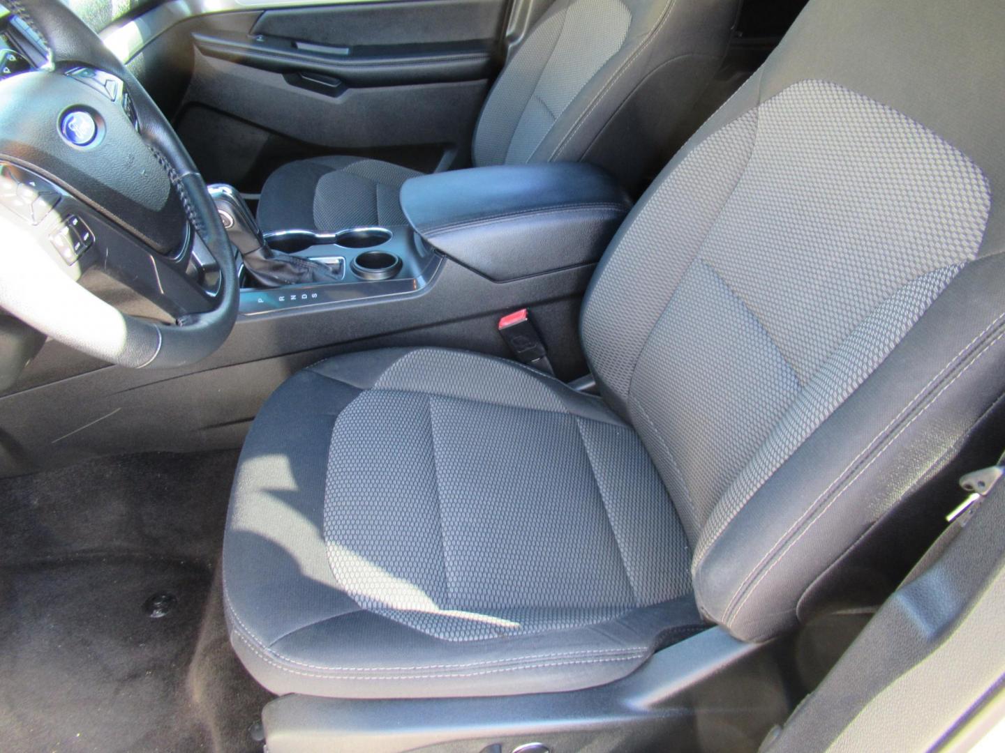 2018 White /Black Ford Explorer XLT FWD (1FM5K7D8XJG) with an 3.5L V6 DOHC 24V engine, 6A transmission, located at 1511 North Shepherd Dr., Houston, TX, 77008, (281) 657-1221, 29.798361, -95.412560 - 2018 FORD EXPLORER XLT VIN: 1FM5K7D8XJGB64692 1 F M 5 K 7 D 8 X J G B 6 4 6 9 2 4 DOOR WAGON/SPORT UTILITY 3.5L V6 F DOHC 24V GASOLINE FRONT WHEEL DRIVE - Photo#5