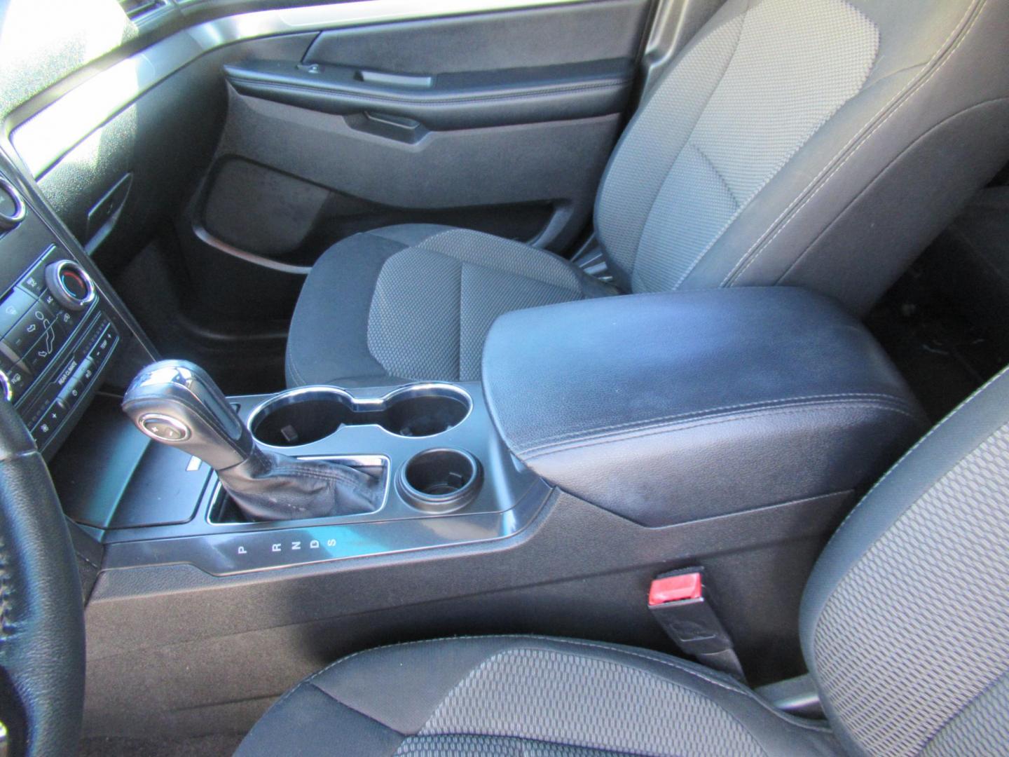 2018 White /Black Ford Explorer XLT FWD (1FM5K7D8XJG) with an 3.5L V6 DOHC 24V engine, 6A transmission, located at 1511 North Shepherd Dr., Houston, TX, 77008, (281) 657-1221, 29.798361, -95.412560 - 2018 FORD EXPLORER XLT VIN: 1FM5K7D8XJGB64692 1 F M 5 K 7 D 8 X J G B 6 4 6 9 2 4 DOOR WAGON/SPORT UTILITY 3.5L V6 F DOHC 24V GASOLINE FRONT WHEEL DRIVE - Photo#6