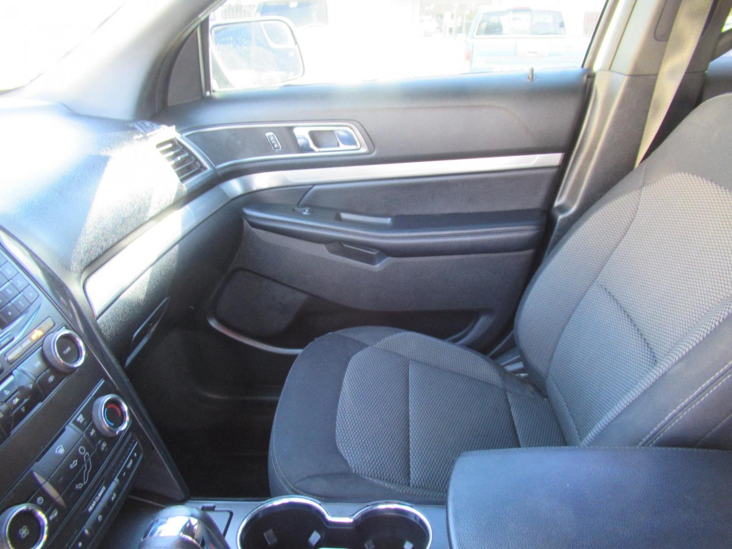 2018 White /Black Ford Explorer XLT FWD (1FM5K7D8XJG) with an 3.5L V6 DOHC 24V engine, 6A transmission, located at 1511 North Shepherd Dr., Houston, TX, 77008, (281) 657-1221, 29.798361, -95.412560 - 2018 FORD EXPLORER XLT VIN: 1FM5K7D8XJGB64692 1 F M 5 K 7 D 8 X J G B 6 4 6 9 2 4 DOOR WAGON/SPORT UTILITY 3.5L V6 F DOHC 24V GASOLINE FRONT WHEEL DRIVE - Photo#7