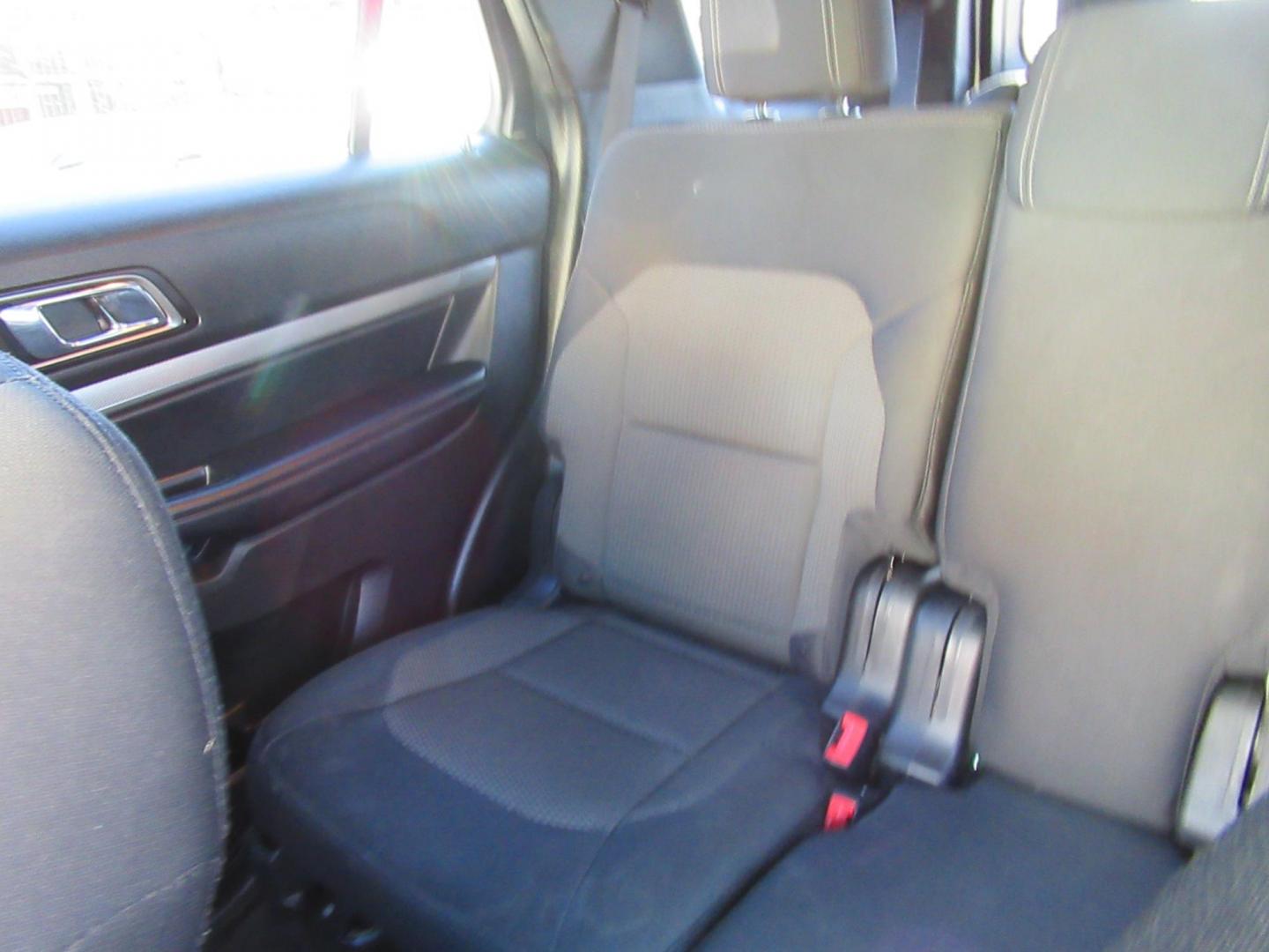 2018 White /Black Ford Explorer XLT FWD (1FM5K7D8XJG) with an 3.5L V6 DOHC 24V engine, 6A transmission, located at 1511 North Shepherd Dr., Houston, TX, 77008, (281) 657-1221, 29.798361, -95.412560 - 2018 FORD EXPLORER XLT VIN: 1FM5K7D8XJGB64692 1 F M 5 K 7 D 8 X J G B 6 4 6 9 2 4 DOOR WAGON/SPORT UTILITY 3.5L V6 F DOHC 24V GASOLINE FRONT WHEEL DRIVE - Photo#8