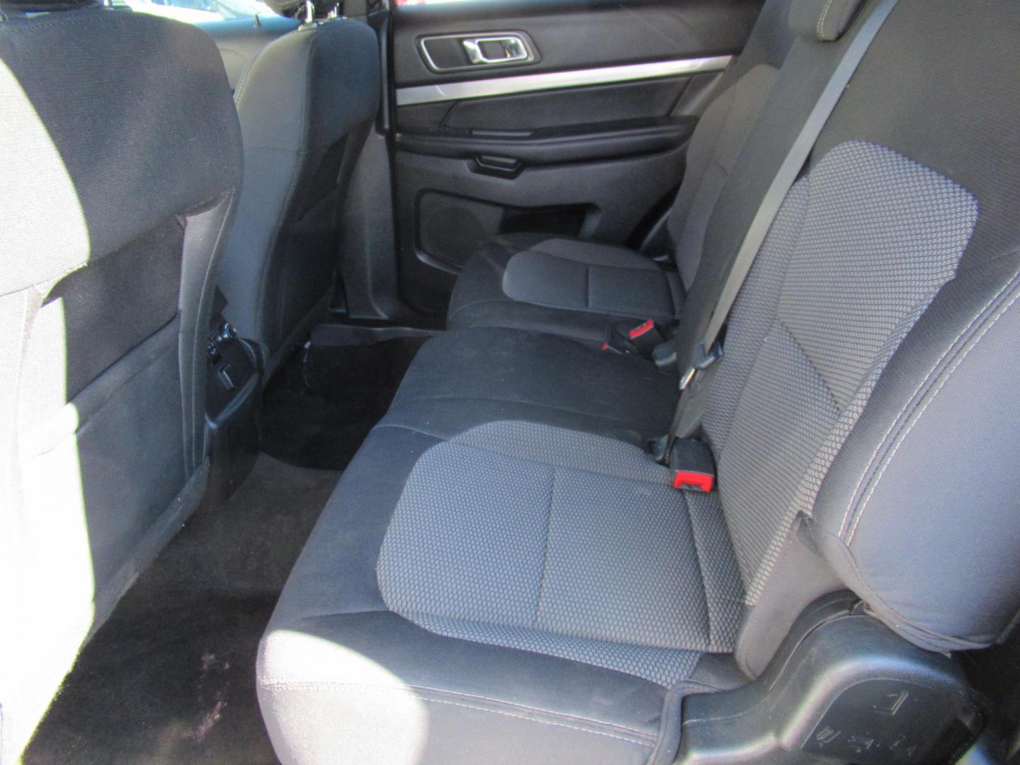 2018 White /Black Ford Explorer XLT FWD (1FM5K7D8XJG) with an 3.5L V6 DOHC 24V engine, 6A transmission, located at 1511 North Shepherd Dr., Houston, TX, 77008, (281) 657-1221, 29.798361, -95.412560 - 2018 FORD EXPLORER XLT VIN: 1FM5K7D8XJGB64692 1 F M 5 K 7 D 8 X J G B 6 4 6 9 2 4 DOOR WAGON/SPORT UTILITY 3.5L V6 F DOHC 24V GASOLINE FRONT WHEEL DRIVE - Photo#9