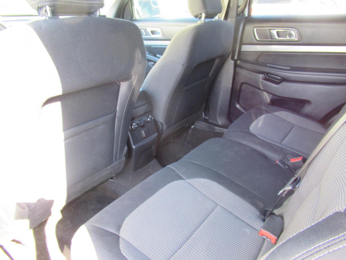 2018 White /Black Ford Explorer XLT FWD (1FM5K7D8XJG) with an 3.5L V6 DOHC 24V engine, 6A transmission, located at 1511 North Shepherd Dr., Houston, TX, 77008, (281) 657-1221, 29.798361, -95.412560 - 2018 FORD EXPLORER XLT VIN: 1FM5K7D8XJGB64692 1 F M 5 K 7 D 8 X J G B 6 4 6 9 2 4 DOOR WAGON/SPORT UTILITY 3.5L V6 F DOHC 24V GASOLINE FRONT WHEEL DRIVE - Photo#11