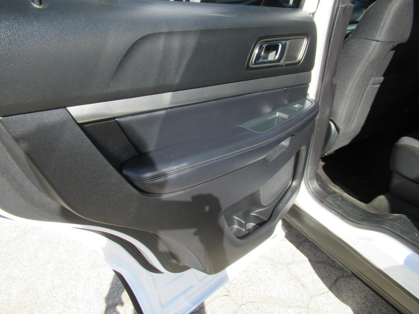 2018 White /Black Ford Explorer XLT FWD (1FM5K7D8XJG) with an 3.5L V6 DOHC 24V engine, 6A transmission, located at 1511 North Shepherd Dr., Houston, TX, 77008, (281) 657-1221, 29.798361, -95.412560 - 2018 FORD EXPLORER XLT VIN: 1FM5K7D8XJGB64692 1 F M 5 K 7 D 8 X J G B 6 4 6 9 2 4 DOOR WAGON/SPORT UTILITY 3.5L V6 F DOHC 24V GASOLINE FRONT WHEEL DRIVE - Photo#12