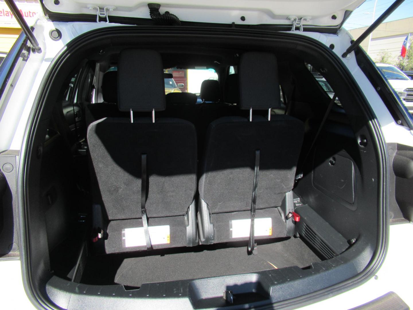 2018 White /Black Ford Explorer XLT FWD (1FM5K7D8XJG) with an 3.5L V6 DOHC 24V engine, 6A transmission, located at 1511 North Shepherd Dr., Houston, TX, 77008, (281) 657-1221, 29.798361, -95.412560 - 2018 FORD EXPLORER XLT VIN: 1FM5K7D8XJGB64692 1 F M 5 K 7 D 8 X J G B 6 4 6 9 2 4 DOOR WAGON/SPORT UTILITY 3.5L V6 F DOHC 24V GASOLINE FRONT WHEEL DRIVE - Photo#13