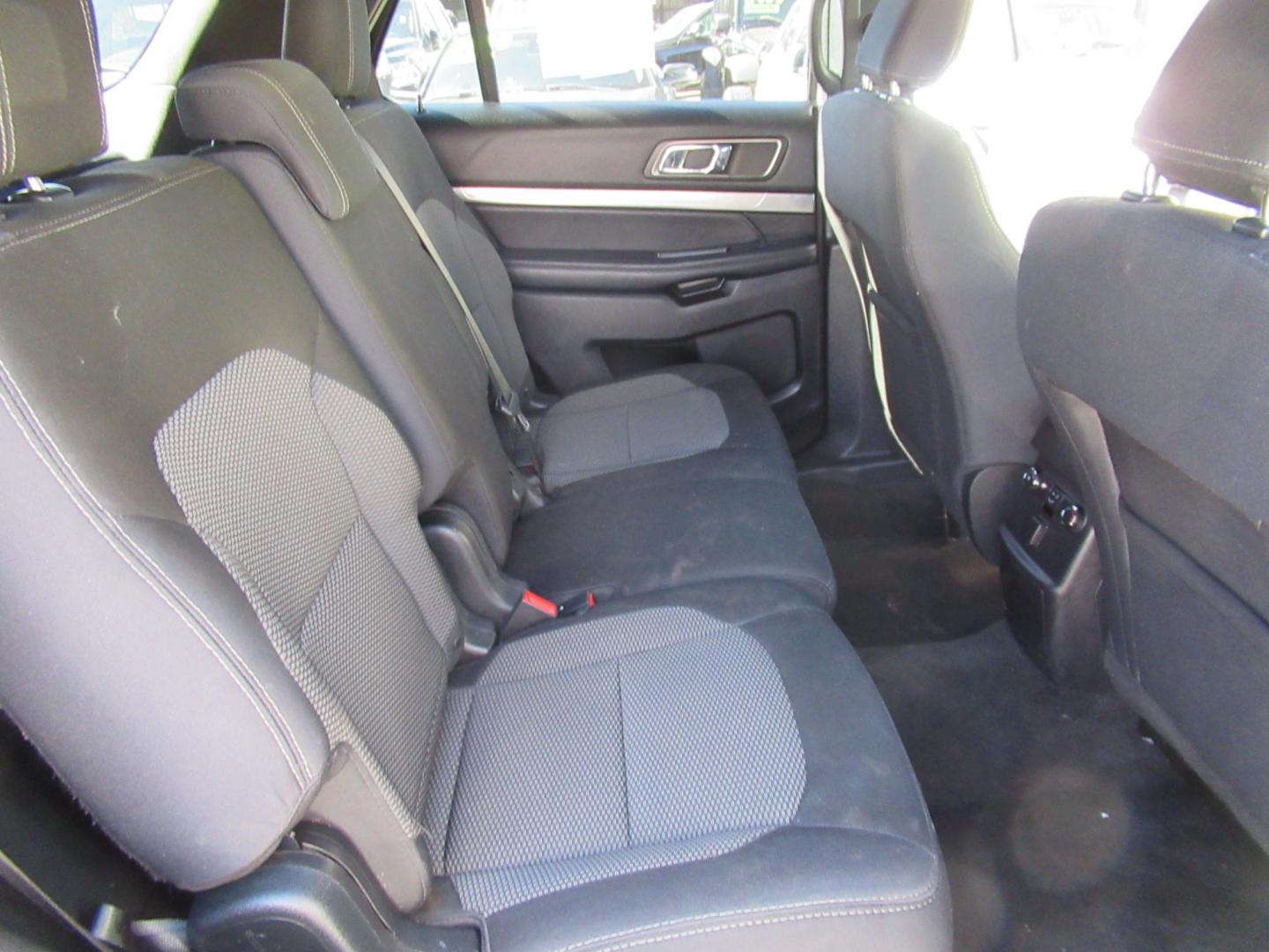 2018 White /Black Ford Explorer XLT FWD (1FM5K7D8XJG) with an 3.5L V6 DOHC 24V engine, 6A transmission, located at 1511 North Shepherd Dr., Houston, TX, 77008, (281) 657-1221, 29.798361, -95.412560 - 2018 FORD EXPLORER XLT VIN: 1FM5K7D8XJGB64692 1 F M 5 K 7 D 8 X J G B 6 4 6 9 2 4 DOOR WAGON/SPORT UTILITY 3.5L V6 F DOHC 24V GASOLINE FRONT WHEEL DRIVE - Photo#15