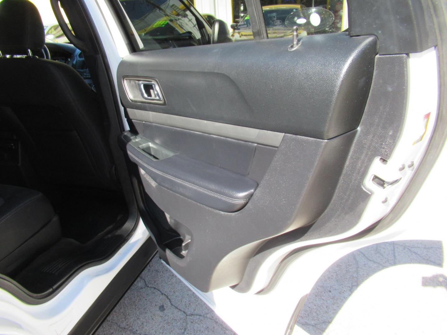 2018 White /Black Ford Explorer XLT FWD (1FM5K7D8XJG) with an 3.5L V6 DOHC 24V engine, 6A transmission, located at 1511 North Shepherd Dr., Houston, TX, 77008, (281) 657-1221, 29.798361, -95.412560 - 2018 FORD EXPLORER XLT VIN: 1FM5K7D8XJGB64692 1 F M 5 K 7 D 8 X J G B 6 4 6 9 2 4 DOOR WAGON/SPORT UTILITY 3.5L V6 F DOHC 24V GASOLINE FRONT WHEEL DRIVE - Photo#16