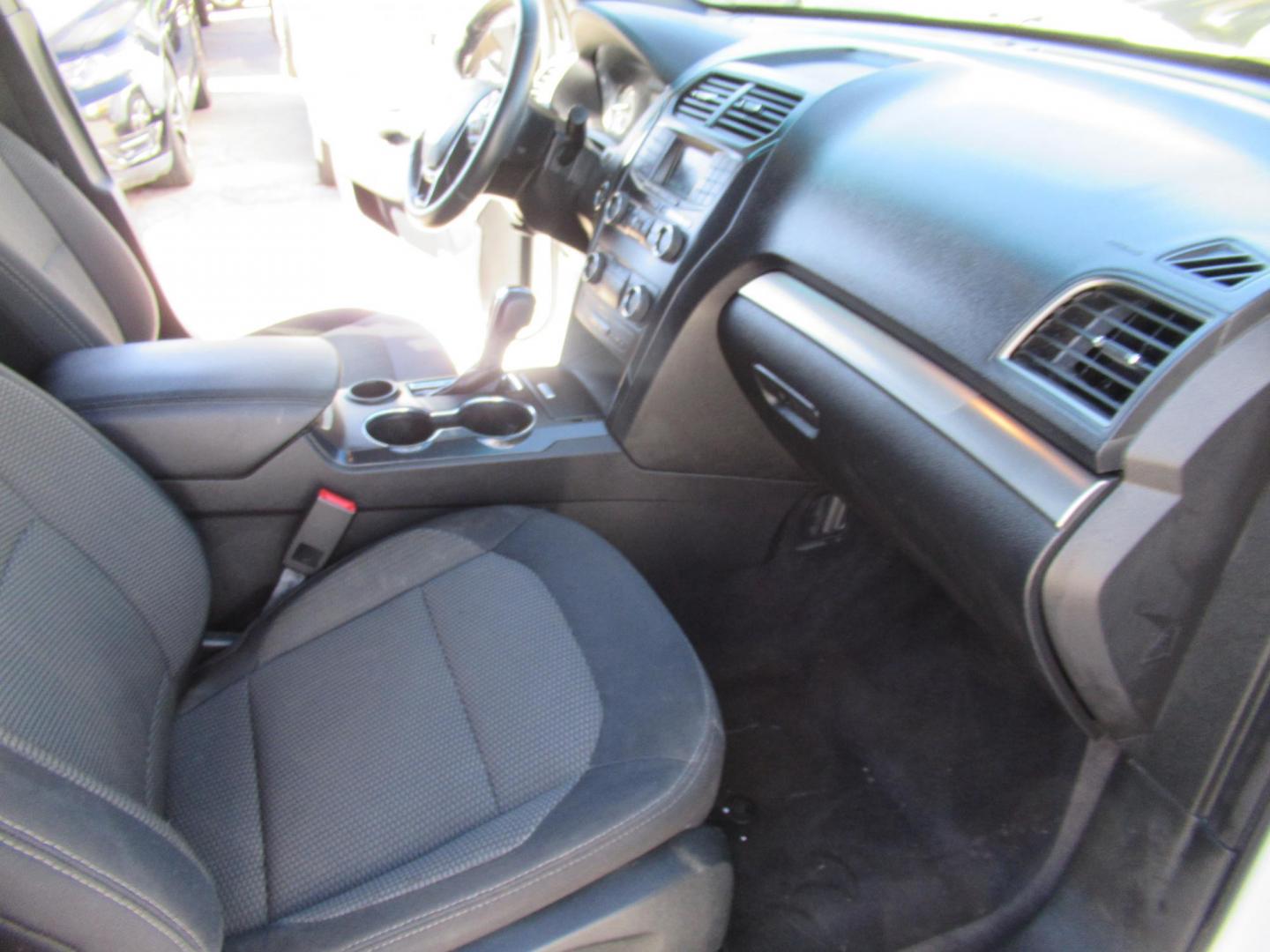 2018 White /Black Ford Explorer XLT FWD (1FM5K7D8XJG) with an 3.5L V6 DOHC 24V engine, 6A transmission, located at 1511 North Shepherd Dr., Houston, TX, 77008, (281) 657-1221, 29.798361, -95.412560 - 2018 FORD EXPLORER XLT VIN: 1FM5K7D8XJGB64692 1 F M 5 K 7 D 8 X J G B 6 4 6 9 2 4 DOOR WAGON/SPORT UTILITY 3.5L V6 F DOHC 24V GASOLINE FRONT WHEEL DRIVE - Photo#17