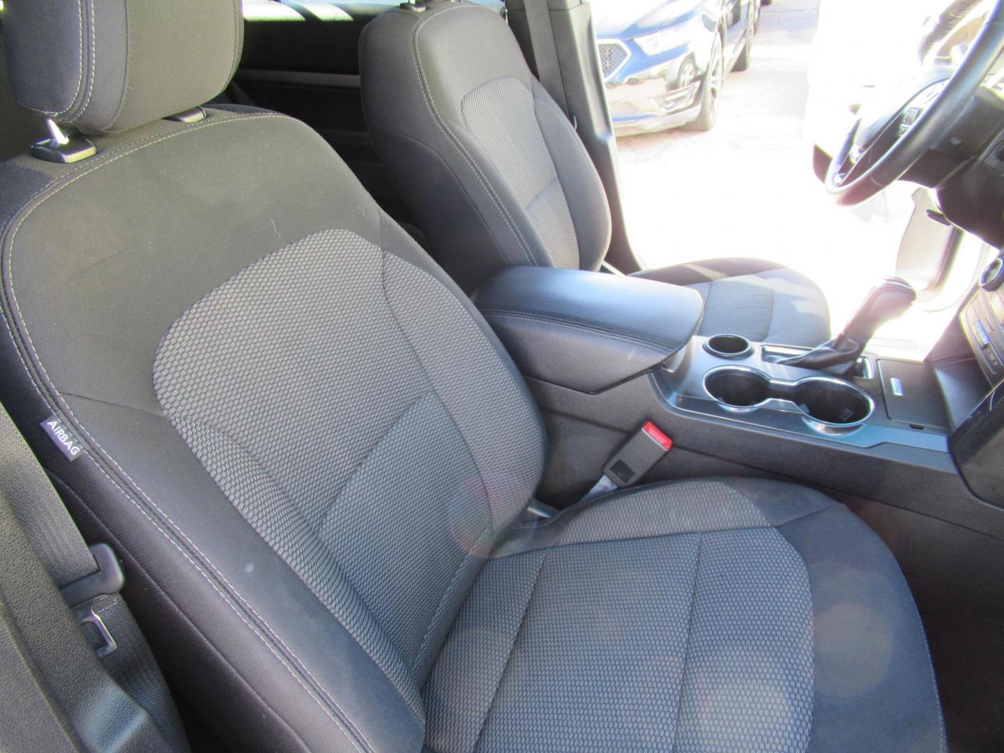 2018 White /Black Ford Explorer XLT FWD (1FM5K7D8XJG) with an 3.5L V6 DOHC 24V engine, 6A transmission, located at 1511 North Shepherd Dr., Houston, TX, 77008, (281) 657-1221, 29.798361, -95.412560 - 2018 FORD EXPLORER XLT VIN: 1FM5K7D8XJGB64692 1 F M 5 K 7 D 8 X J G B 6 4 6 9 2 4 DOOR WAGON/SPORT UTILITY 3.5L V6 F DOHC 24V GASOLINE FRONT WHEEL DRIVE - Photo#18