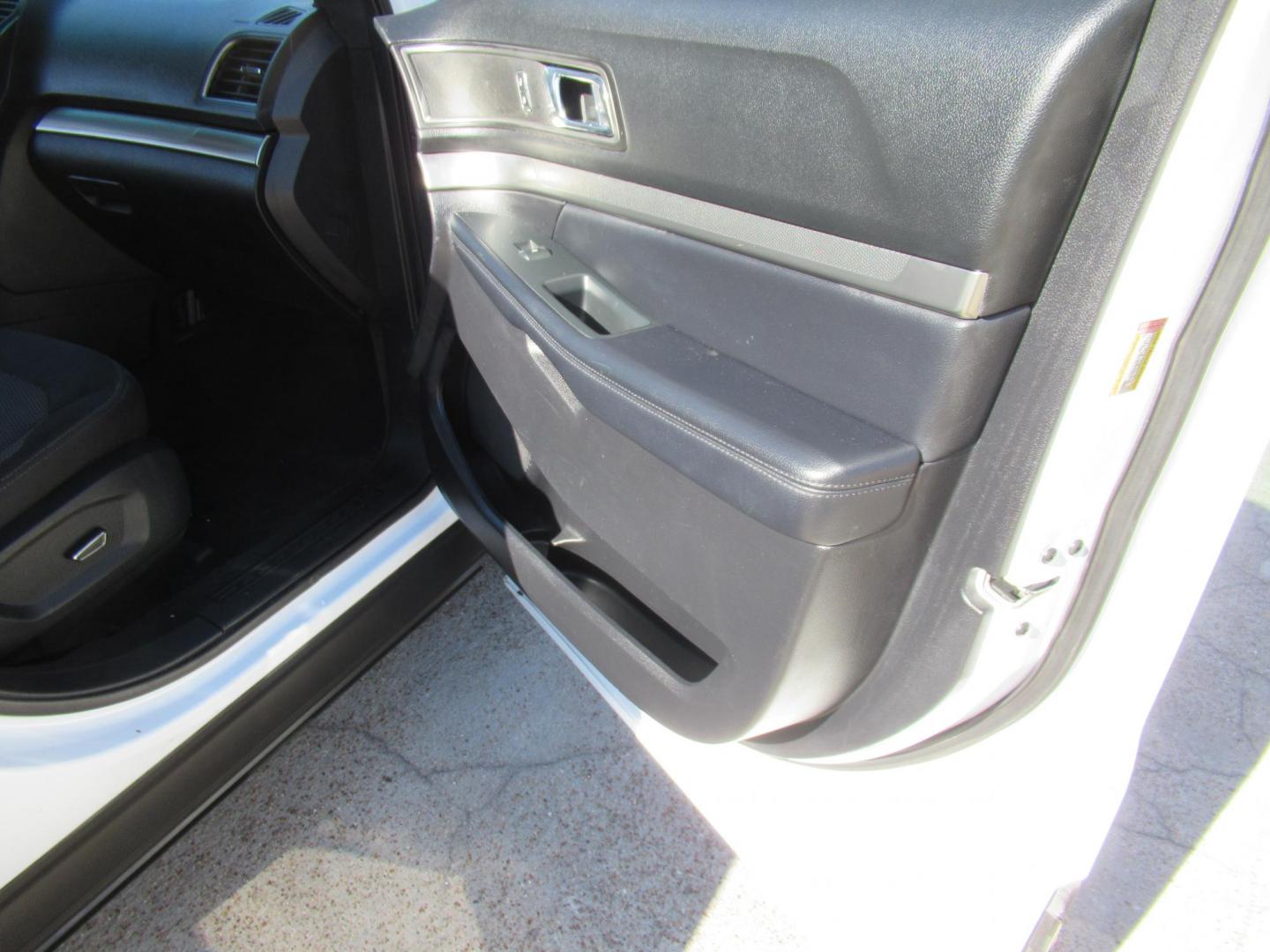 2018 White /Black Ford Explorer XLT FWD (1FM5K7D8XJG) with an 3.5L V6 DOHC 24V engine, 6A transmission, located at 1511 North Shepherd Dr., Houston, TX, 77008, (281) 657-1221, 29.798361, -95.412560 - 2018 FORD EXPLORER XLT VIN: 1FM5K7D8XJGB64692 1 F M 5 K 7 D 8 X J G B 6 4 6 9 2 4 DOOR WAGON/SPORT UTILITY 3.5L V6 F DOHC 24V GASOLINE FRONT WHEEL DRIVE - Photo#19