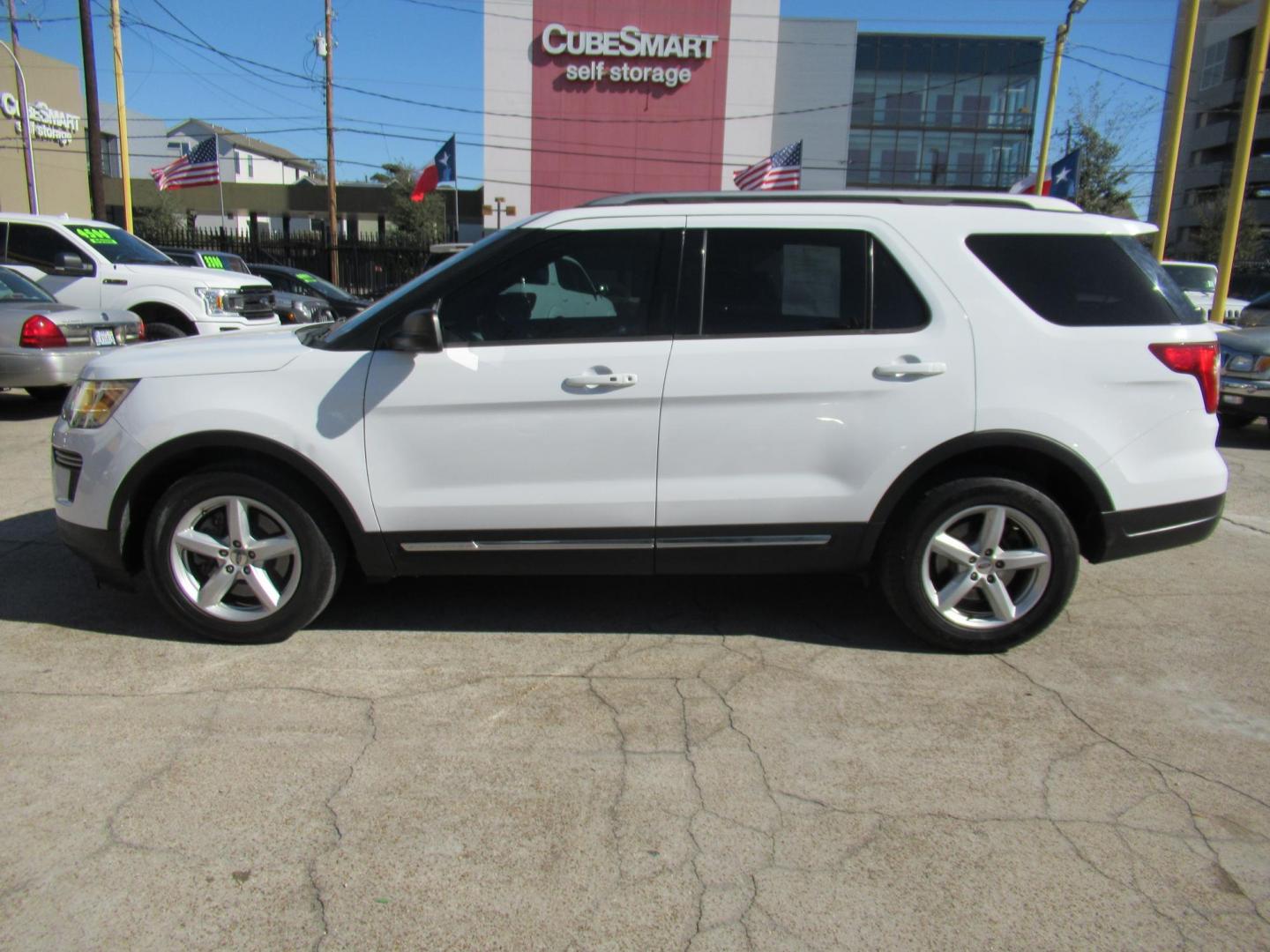 2018 White /Black Ford Explorer XLT FWD (1FM5K7D8XJG) with an 3.5L V6 DOHC 24V engine, 6A transmission, located at 1511 North Shepherd Dr., Houston, TX, 77008, (281) 657-1221, 29.798361, -95.412560 - 2018 FORD EXPLORER XLT VIN: 1FM5K7D8XJGB64692 1 F M 5 K 7 D 8 X J G B 6 4 6 9 2 4 DOOR WAGON/SPORT UTILITY 3.5L V6 F DOHC 24V GASOLINE FRONT WHEEL DRIVE - Photo#20