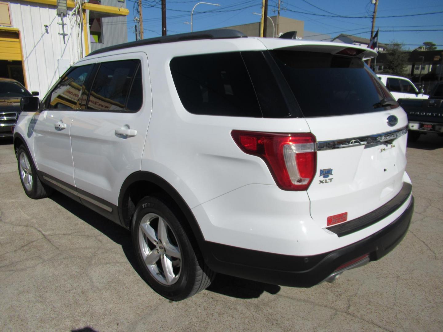 2018 White /Black Ford Explorer XLT FWD (1FM5K7D8XJG) with an 3.5L V6 DOHC 24V engine, 6A transmission, located at 1511 North Shepherd Dr., Houston, TX, 77008, (281) 657-1221, 29.798361, -95.412560 - 2018 FORD EXPLORER XLT VIN: 1FM5K7D8XJGB64692 1 F M 5 K 7 D 8 X J G B 6 4 6 9 2 4 DOOR WAGON/SPORT UTILITY 3.5L V6 F DOHC 24V GASOLINE FRONT WHEEL DRIVE - Photo#21