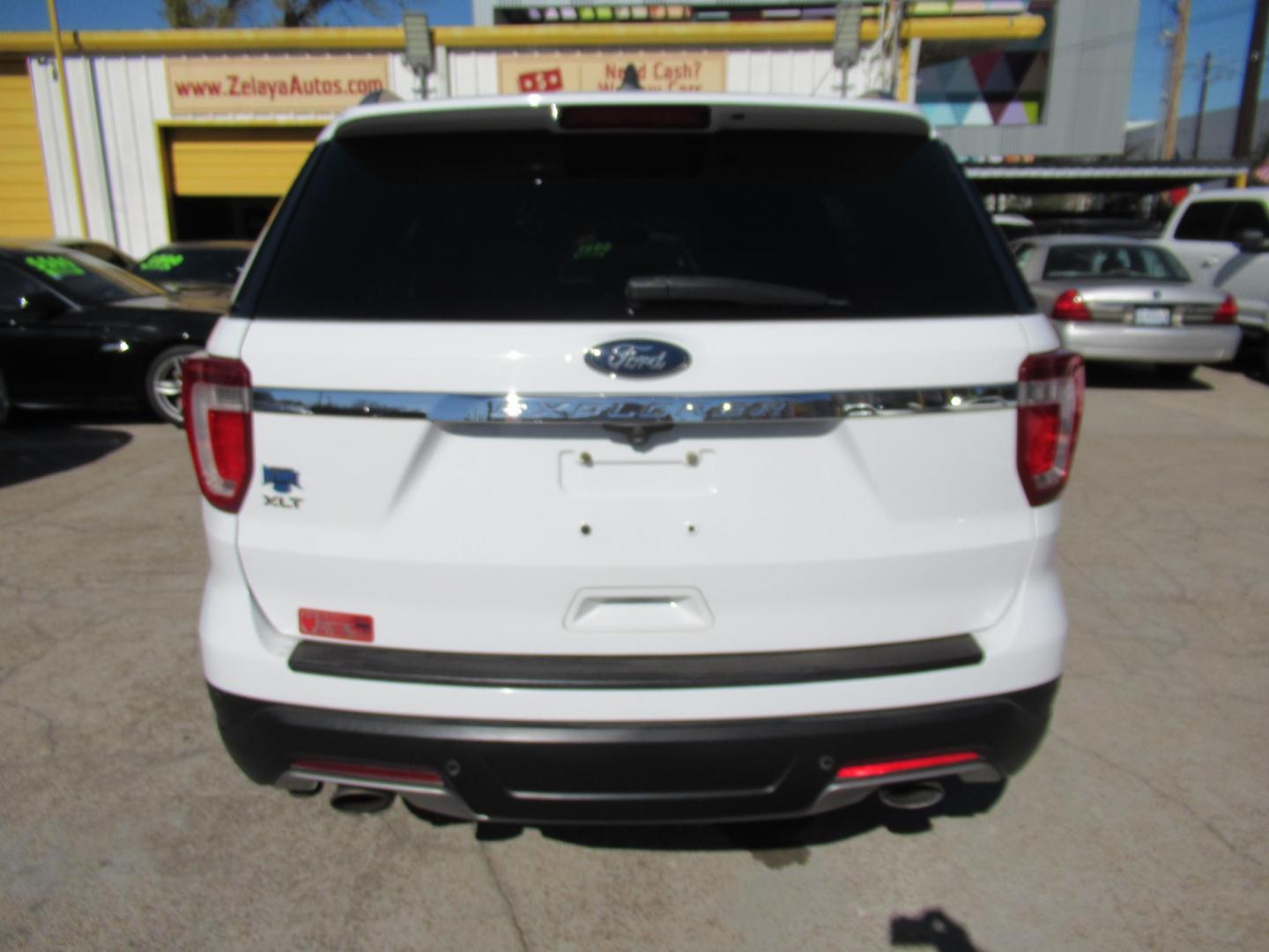 2018 White /Black Ford Explorer XLT FWD (1FM5K7D8XJG) with an 3.5L V6 DOHC 24V engine, 6A transmission, located at 1511 North Shepherd Dr., Houston, TX, 77008, (281) 657-1221, 29.798361, -95.412560 - 2018 FORD EXPLORER XLT VIN: 1FM5K7D8XJGB64692 1 F M 5 K 7 D 8 X J G B 6 4 6 9 2 4 DOOR WAGON/SPORT UTILITY 3.5L V6 F DOHC 24V GASOLINE FRONT WHEEL DRIVE - Photo#22
