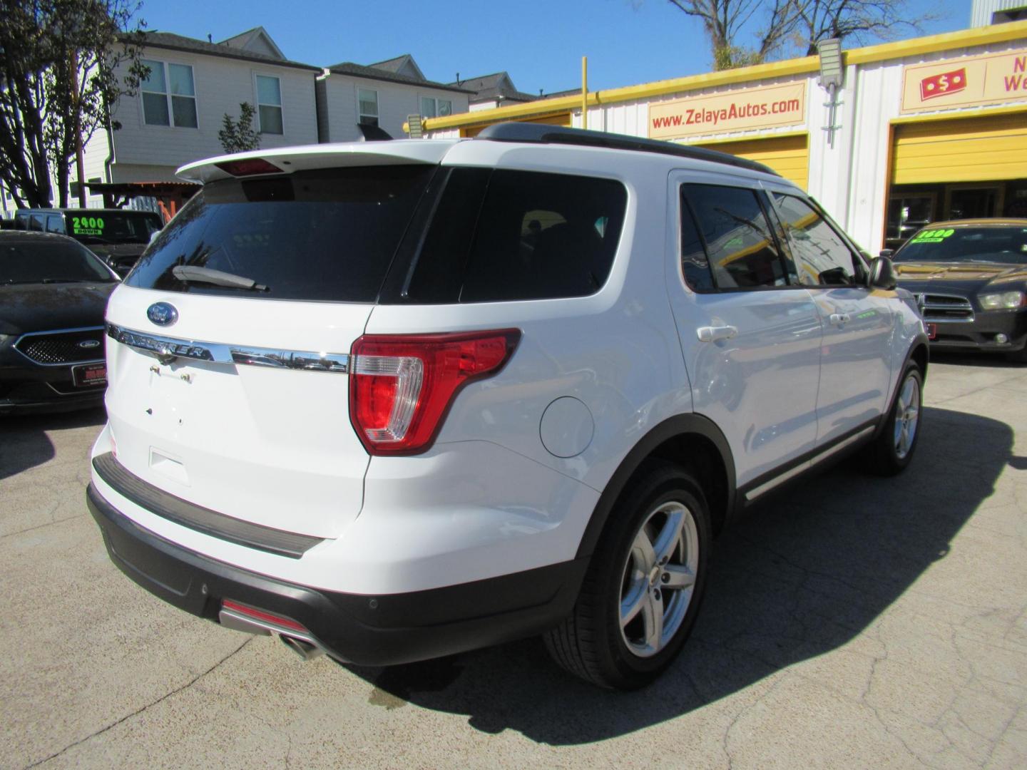 2018 White /Black Ford Explorer XLT FWD (1FM5K7D8XJG) with an 3.5L V6 DOHC 24V engine, 6A transmission, located at 1511 North Shepherd Dr., Houston, TX, 77008, (281) 657-1221, 29.798361, -95.412560 - 2018 FORD EXPLORER XLT VIN: 1FM5K7D8XJGB64692 1 F M 5 K 7 D 8 X J G B 6 4 6 9 2 4 DOOR WAGON/SPORT UTILITY 3.5L V6 F DOHC 24V GASOLINE FRONT WHEEL DRIVE - Photo#23