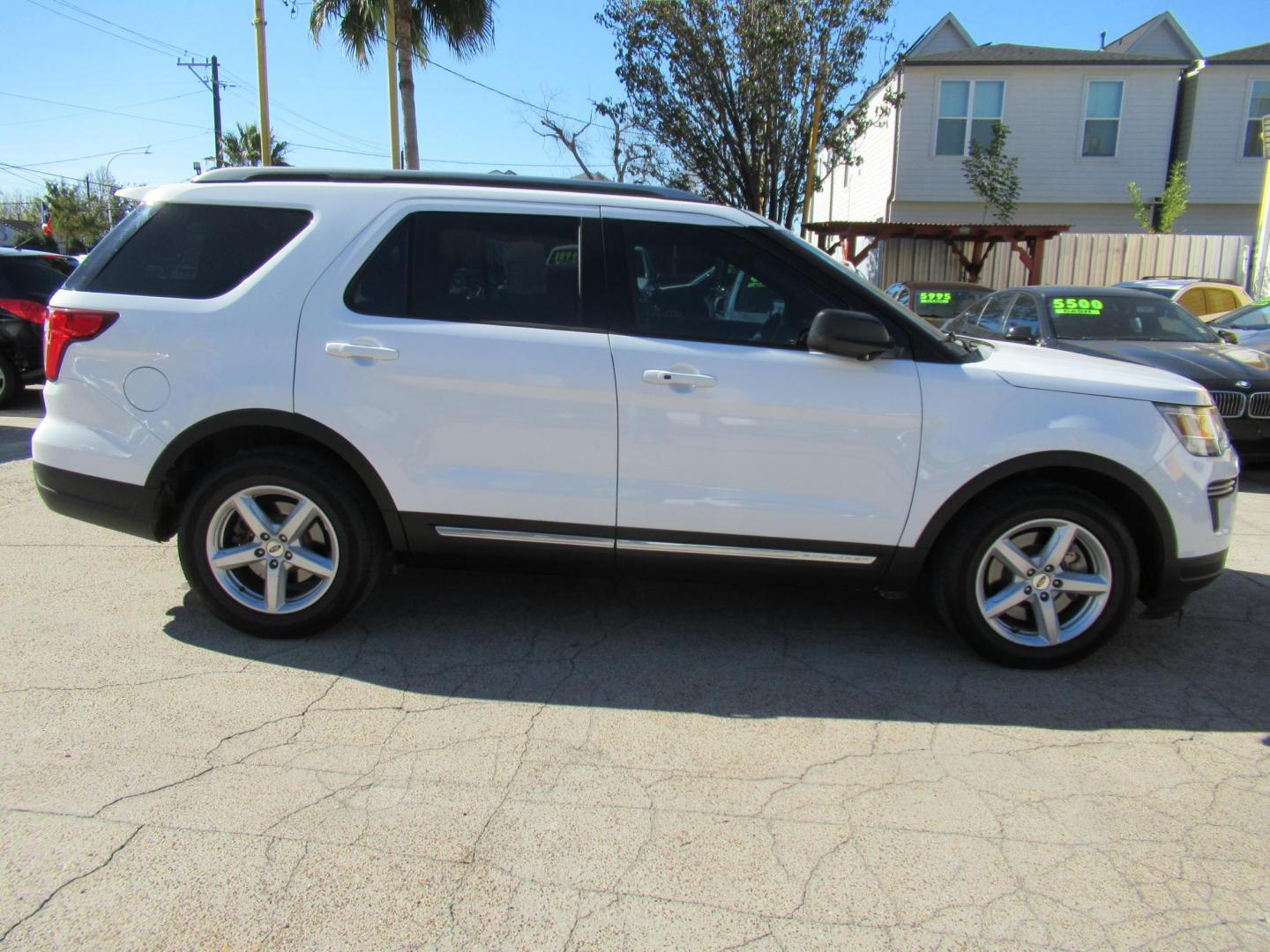 2018 White /Black Ford Explorer XLT FWD (1FM5K7D8XJG) with an 3.5L V6 DOHC 24V engine, 6A transmission, located at 1511 North Shepherd Dr., Houston, TX, 77008, (281) 657-1221, 29.798361, -95.412560 - 2018 FORD EXPLORER XLT VIN: 1FM5K7D8XJGB64692 1 F M 5 K 7 D 8 X J G B 6 4 6 9 2 4 DOOR WAGON/SPORT UTILITY 3.5L V6 F DOHC 24V GASOLINE FRONT WHEEL DRIVE - Photo#24