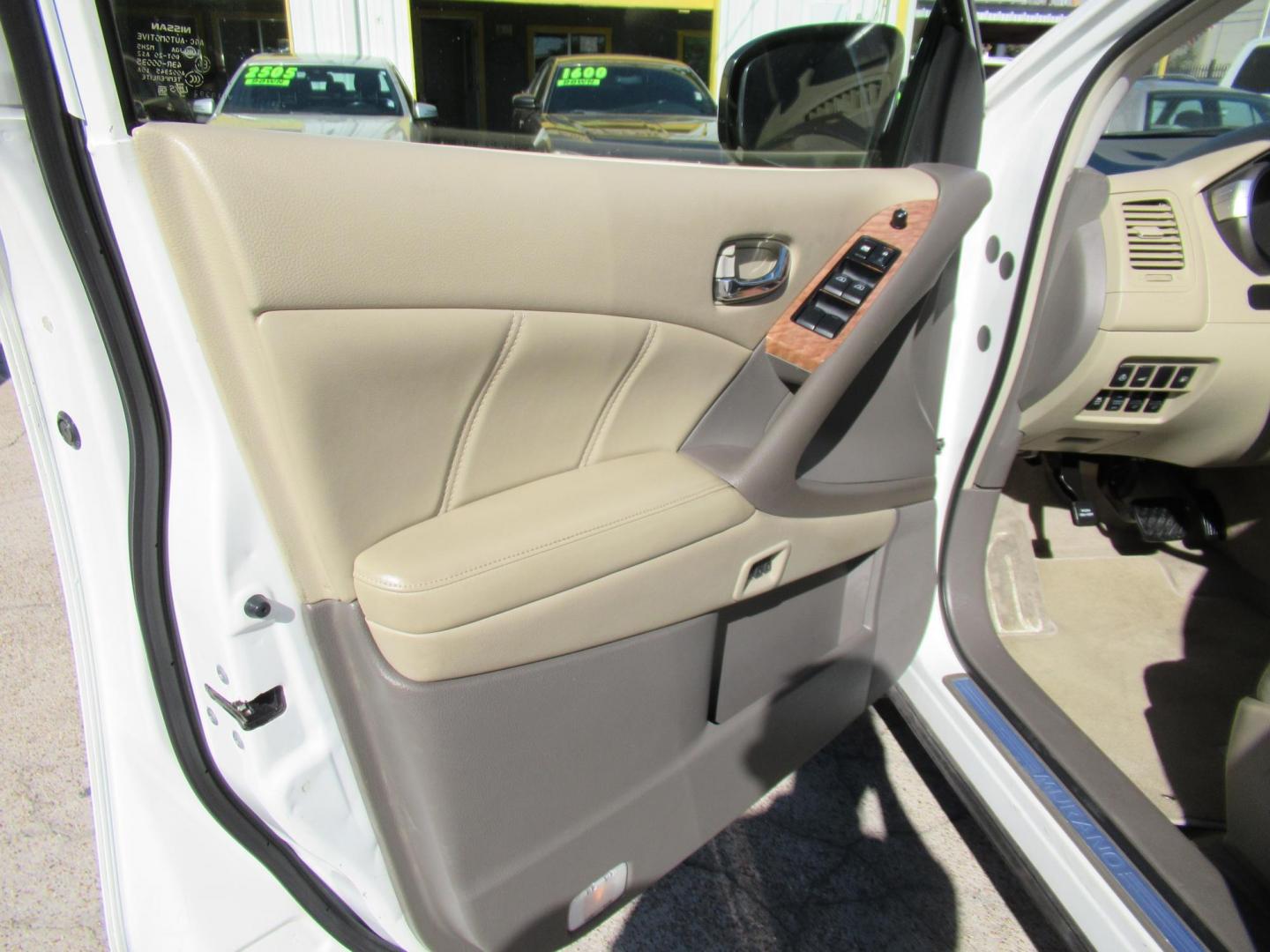 2012 White /Tan Nissan Murano SV (JN8AZ1MU6CW) with an 3.5L V6 DOHC 24V engine, Continuously Variable Transmission transmission, located at 1511 North Shepherd Dr., Houston, TX, 77008, (281) 657-1221, 29.798361, -95.412560 - 2012 NISSAN MURANO LE VIN: JN8AZ1MU6CW110392 J N 8 A Z 1 M U 6 C W 1 1 0 3 9 2 4 DOOR WAGON/SPORT UTILITY 3.5L V6 F DOHC 24V GASOLINE FRONT WHEEL DRIVE - Photo#6