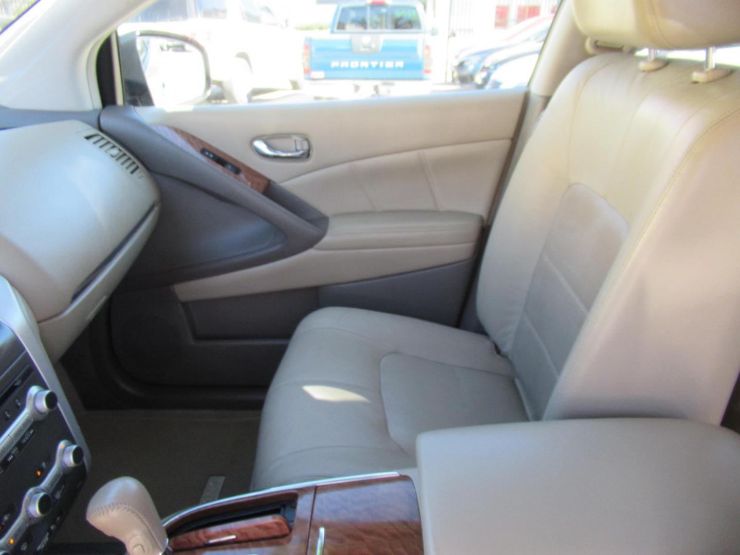 2012 White /Tan Nissan Murano SV (JN8AZ1MU6CW) with an 3.5L V6 DOHC 24V engine, Continuously Variable Transmission transmission, located at 1511 North Shepherd Dr., Houston, TX, 77008, (281) 657-1221, 29.798361, -95.412560 - 2012 NISSAN MURANO LE VIN: JN8AZ1MU6CW110392 J N 8 A Z 1 M U 6 C W 1 1 0 3 9 2 4 DOOR WAGON/SPORT UTILITY 3.5L V6 F DOHC 24V GASOLINE FRONT WHEEL DRIVE - Photo#5