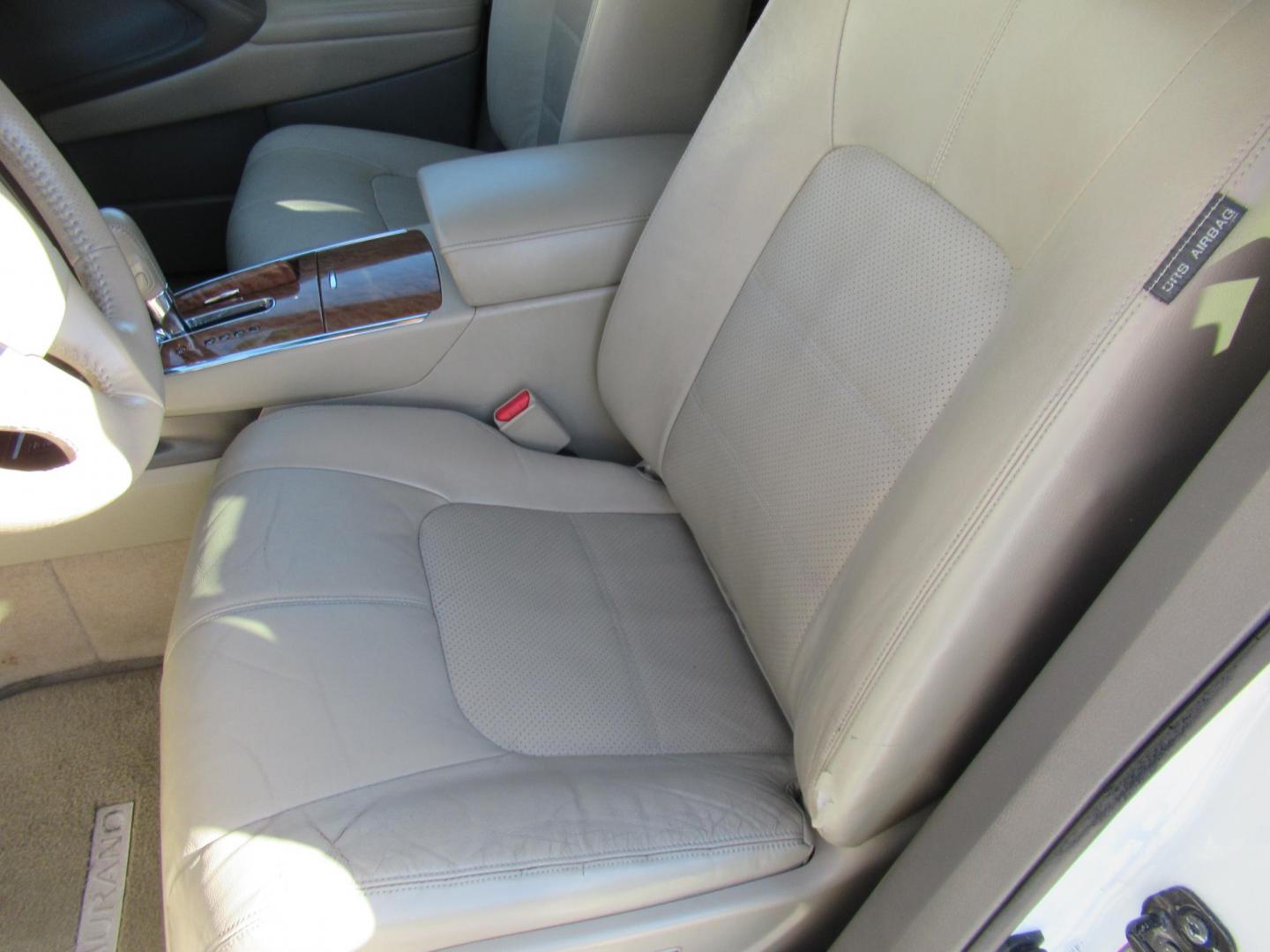 2012 White /Tan Nissan Murano SV (JN8AZ1MU6CW) with an 3.5L V6 DOHC 24V engine, Continuously Variable Transmission transmission, located at 1511 North Shepherd Dr., Houston, TX, 77008, (281) 657-1221, 29.798361, -95.412560 - 2012 NISSAN MURANO LE VIN: JN8AZ1MU6CW110392 J N 8 A Z 1 M U 6 C W 1 1 0 3 9 2 4 DOOR WAGON/SPORT UTILITY 3.5L V6 F DOHC 24V GASOLINE FRONT WHEEL DRIVE - Photo#4