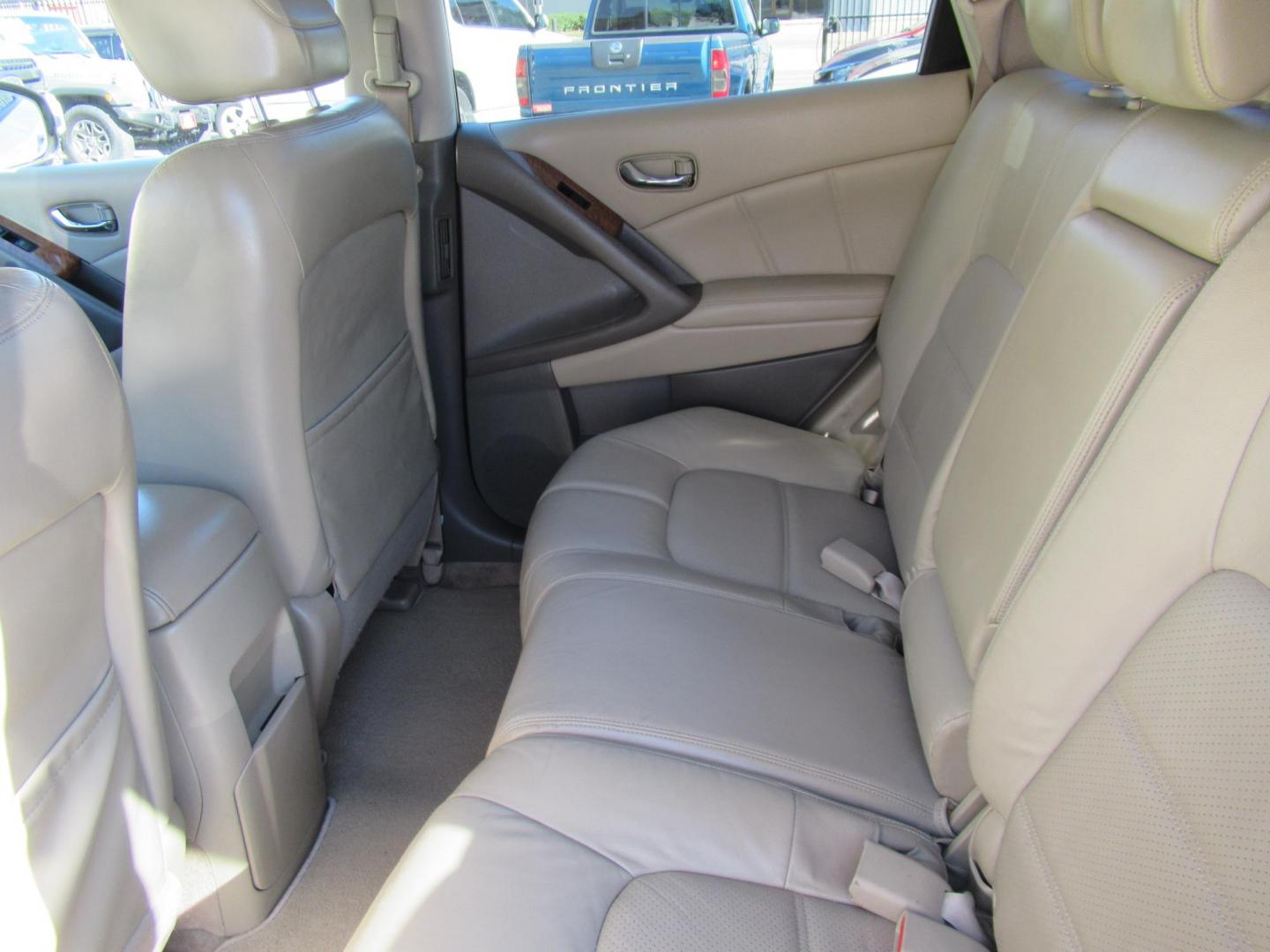 2012 White /Tan Nissan Murano SV (JN8AZ1MU6CW) with an 3.5L V6 DOHC 24V engine, Continuously Variable Transmission transmission, located at 1511 North Shepherd Dr., Houston, TX, 77008, (281) 657-1221, 29.798361, -95.412560 - 2012 NISSAN MURANO LE VIN: JN8AZ1MU6CW110392 J N 8 A Z 1 M U 6 C W 1 1 0 3 9 2 4 DOOR WAGON/SPORT UTILITY 3.5L V6 F DOHC 24V GASOLINE FRONT WHEEL DRIVE - Photo#8