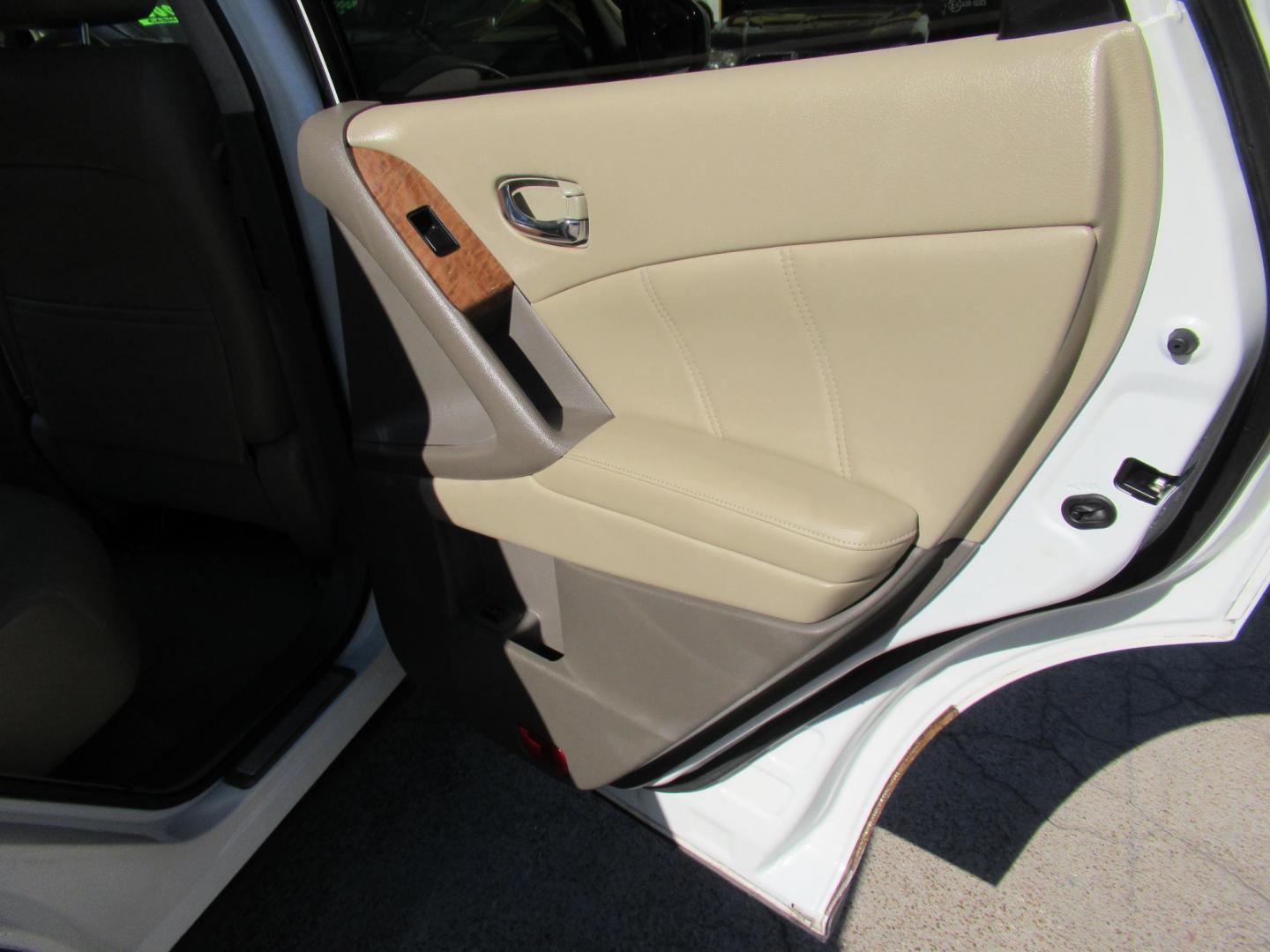 2012 White /Tan Nissan Murano SV (JN8AZ1MU6CW) with an 3.5L V6 DOHC 24V engine, Continuously Variable Transmission transmission, located at 1511 North Shepherd Dr., Houston, TX, 77008, (281) 657-1221, 29.798361, -95.412560 - 2012 NISSAN MURANO LE VIN: JN8AZ1MU6CW110392 J N 8 A Z 1 M U 6 C W 1 1 0 3 9 2 4 DOOR WAGON/SPORT UTILITY 3.5L V6 F DOHC 24V GASOLINE FRONT WHEEL DRIVE - Photo#13