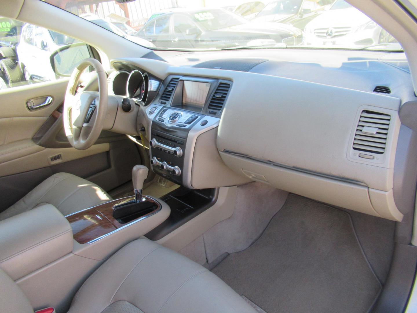 2012 White /Tan Nissan Murano SV (JN8AZ1MU6CW) with an 3.5L V6 DOHC 24V engine, Continuously Variable Transmission transmission, located at 1511 North Shepherd Dr., Houston, TX, 77008, (281) 657-1221, 29.798361, -95.412560 - 2012 NISSAN MURANO LE VIN: JN8AZ1MU6CW110392 J N 8 A Z 1 M U 6 C W 1 1 0 3 9 2 4 DOOR WAGON/SPORT UTILITY 3.5L V6 F DOHC 24V GASOLINE FRONT WHEEL DRIVE - Photo#16