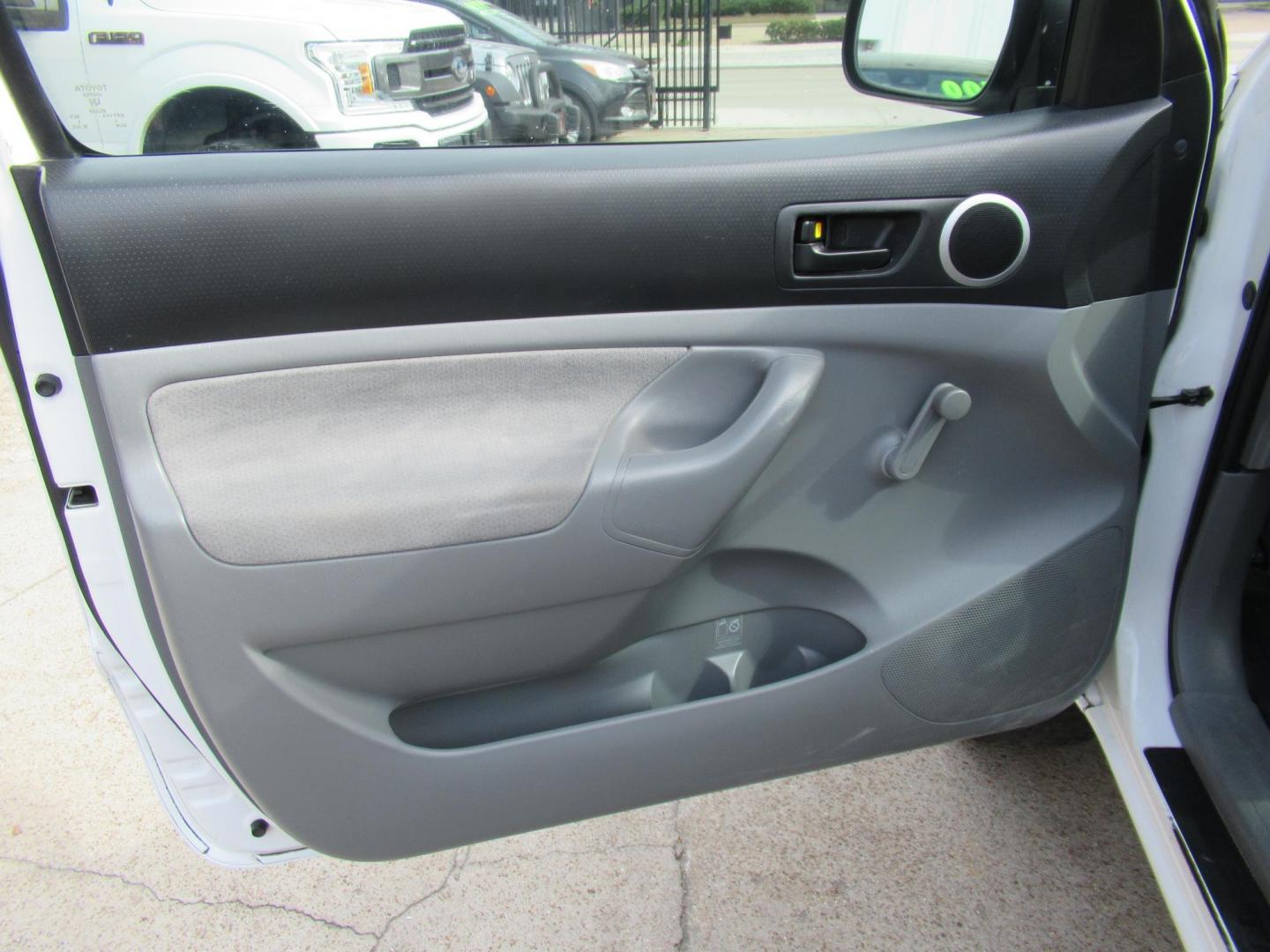 2007 White /Gray Toyota Tacoma PreRunner 2WD (5TENX62N57Z) with an 2.7L L4 DOHC 16V engine, 5-Speed Manual transmission, located at 1511 North Shepherd Dr., Houston, TX, 77008, (281) 657-1221, 29.798361, -95.412560 - 2007 TOYOTA TACOMA PRERUNNER VIN: 5TENX62N57Z415452 5 T E N X 6 2 N 5 7 Z 4 1 5 4 5 2 PICKUP 2.7L I4 F DOHC 16V GASOLINE REAR WHEEL DRIVE - Photo#2