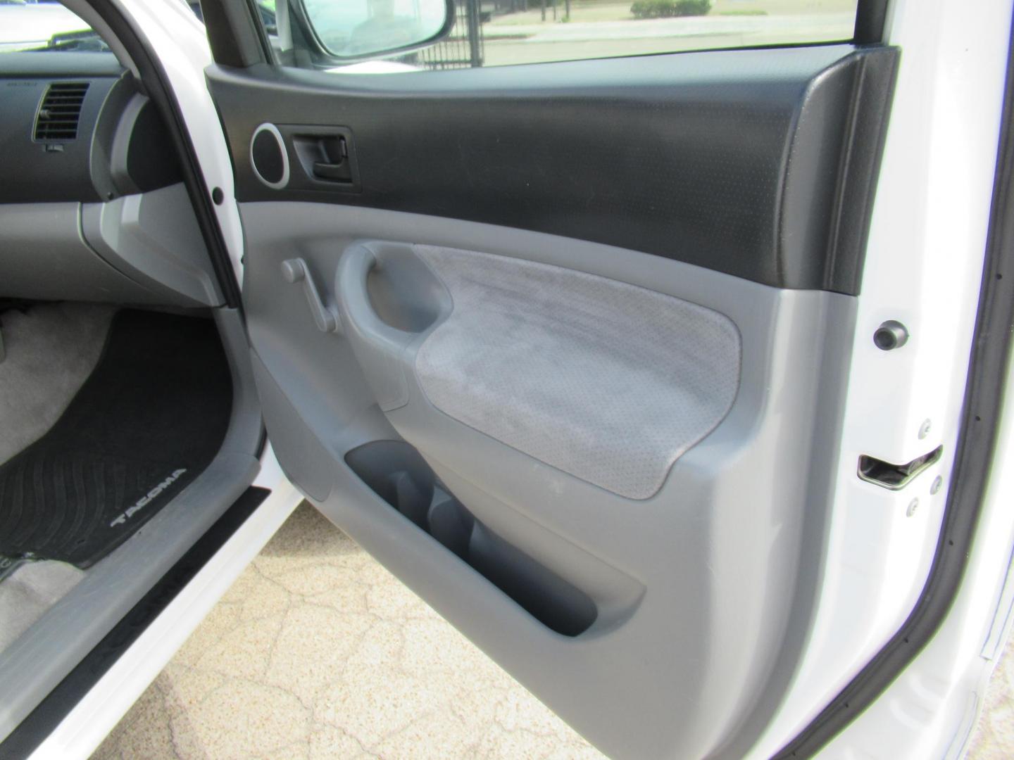 2007 White /Gray Toyota Tacoma PreRunner 2WD (5TENX62N57Z) with an 2.7L L4 DOHC 16V engine, 5-Speed Manual transmission, located at 1511 North Shepherd Dr., Houston, TX, 77008, (281) 657-1221, 29.798361, -95.412560 - 2007 TOYOTA TACOMA PRERUNNER VIN: 5TENX62N57Z415452 5 T E N X 6 2 N 5 7 Z 4 1 5 4 5 2 PICKUP 2.7L I4 F DOHC 16V GASOLINE REAR WHEEL DRIVE - Photo#8