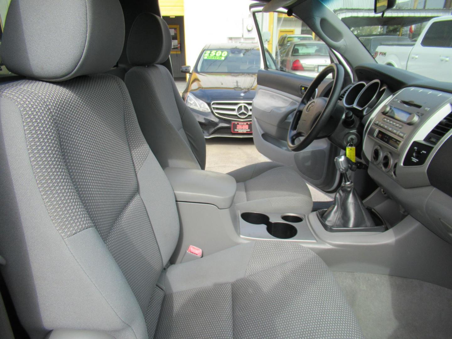 2007 White /Gray Toyota Tacoma PreRunner 2WD (5TENX62N57Z) with an 2.7L L4 DOHC 16V engine, 5-Speed Manual transmission, located at 1511 North Shepherd Dr., Houston, TX, 77008, (281) 657-1221, 29.798361, -95.412560 - 2007 TOYOTA TACOMA PRERUNNER VIN: 5TENX62N57Z415452 5 T E N X 6 2 N 5 7 Z 4 1 5 4 5 2 PICKUP 2.7L I4 F DOHC 16V GASOLINE REAR WHEEL DRIVE - Photo#7