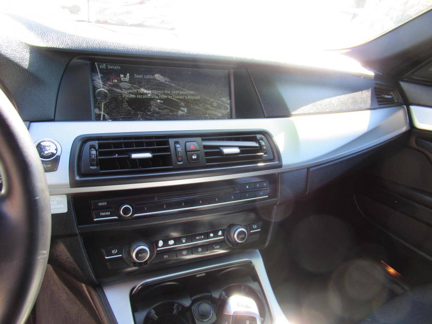 2012 BMW 5-Series 535i (WBAFR7C52CC) with an 3.0L L6 DOHC 24V engine, Automatic transmission, located at 1511 North Shepherd Dr., Houston, TX, 77008, (281) 657-1221, 29.798361, -95.412560 - 2012 BMW 535I VIN: WBAFR7C52CC808804 W B A F R 7 C 5 2 C C 8 0 8 8 0 4 SEDAN 4 DR 3.0L I6 F DOHC 24V GASOLINE REAR WHEEL DRIVE - Photo#3