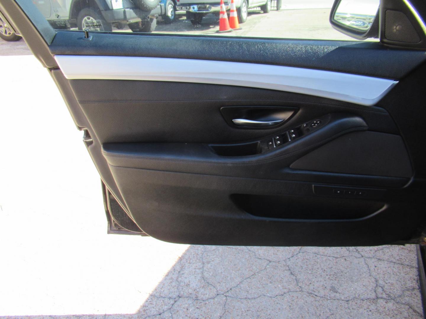 2012 BMW 5-Series 535i (WBAFR7C52CC) with an 3.0L L6 DOHC 24V engine, Automatic transmission, located at 1511 North Shepherd Dr., Houston, TX, 77008, (281) 657-1221, 29.798361, -95.412560 - 2012 BMW 535I VIN: WBAFR7C52CC808804 W B A F R 7 C 5 2 C C 8 0 8 8 0 4 SEDAN 4 DR 3.0L I6 F DOHC 24V GASOLINE REAR WHEEL DRIVE - Photo#6