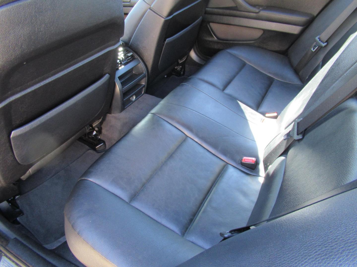 2012 BMW 5-Series 535i (WBAFR7C52CC) with an 3.0L L6 DOHC 24V engine, Automatic transmission, located at 1511 North Shepherd Dr., Houston, TX, 77008, (281) 657-1221, 29.798361, -95.412560 - 2012 BMW 535I VIN: WBAFR7C52CC808804 W B A F R 7 C 5 2 C C 8 0 8 8 0 4 SEDAN 4 DR 3.0L I6 F DOHC 24V GASOLINE REAR WHEEL DRIVE - Photo#8