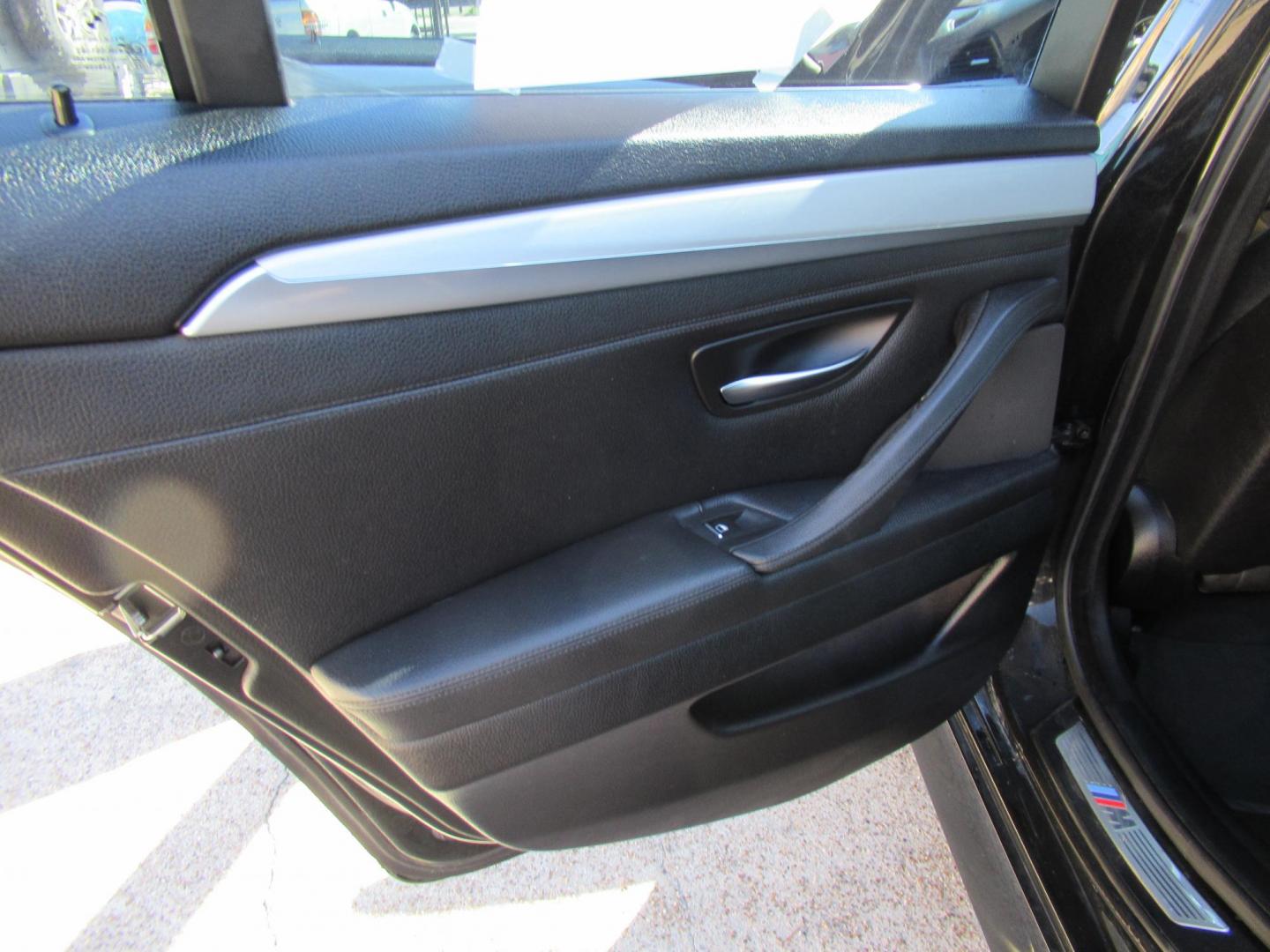 2012 BMW 5-Series 535i (WBAFR7C52CC) with an 3.0L L6 DOHC 24V engine, Automatic transmission, located at 1511 North Shepherd Dr., Houston, TX, 77008, (281) 657-1221, 29.798361, -95.412560 - 2012 BMW 535I VIN: WBAFR7C52CC808804 W B A F R 7 C 5 2 C C 8 0 8 8 0 4 SEDAN 4 DR 3.0L I6 F DOHC 24V GASOLINE REAR WHEEL DRIVE - Photo#9