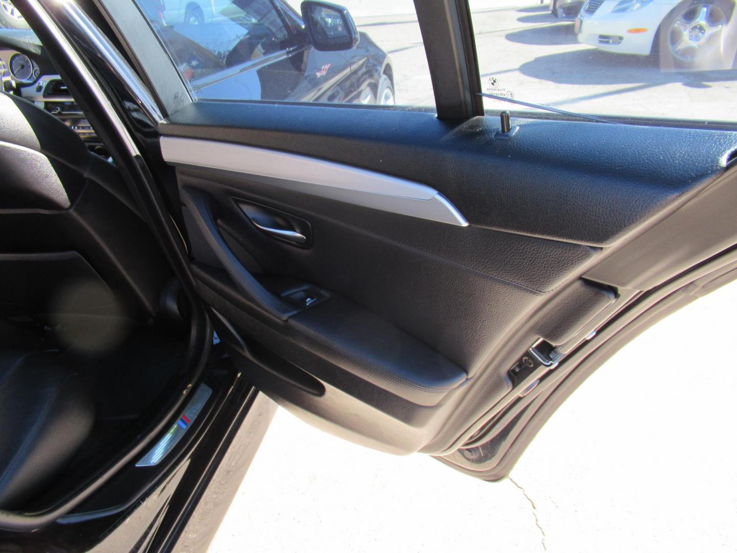 2012 BMW 5-Series 535i (WBAFR7C52CC) with an 3.0L L6 DOHC 24V engine, Automatic transmission, located at 1511 North Shepherd Dr., Houston, TX, 77008, (281) 657-1221, 29.798361, -95.412560 - 2012 BMW 535I VIN: WBAFR7C52CC808804 W B A F R 7 C 5 2 C C 8 0 8 8 0 4 SEDAN 4 DR 3.0L I6 F DOHC 24V GASOLINE REAR WHEEL DRIVE - Photo#11