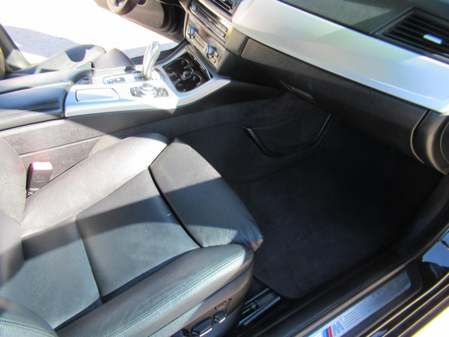 2012 BMW 5-Series 535i (WBAFR7C52CC) with an 3.0L L6 DOHC 24V engine, Automatic transmission, located at 1511 North Shepherd Dr., Houston, TX, 77008, (281) 657-1221, 29.798361, -95.412560 - 2012 BMW 535I VIN: WBAFR7C52CC808804 W B A F R 7 C 5 2 C C 8 0 8 8 0 4 SEDAN 4 DR 3.0L I6 F DOHC 24V GASOLINE REAR WHEEL DRIVE - Photo#12