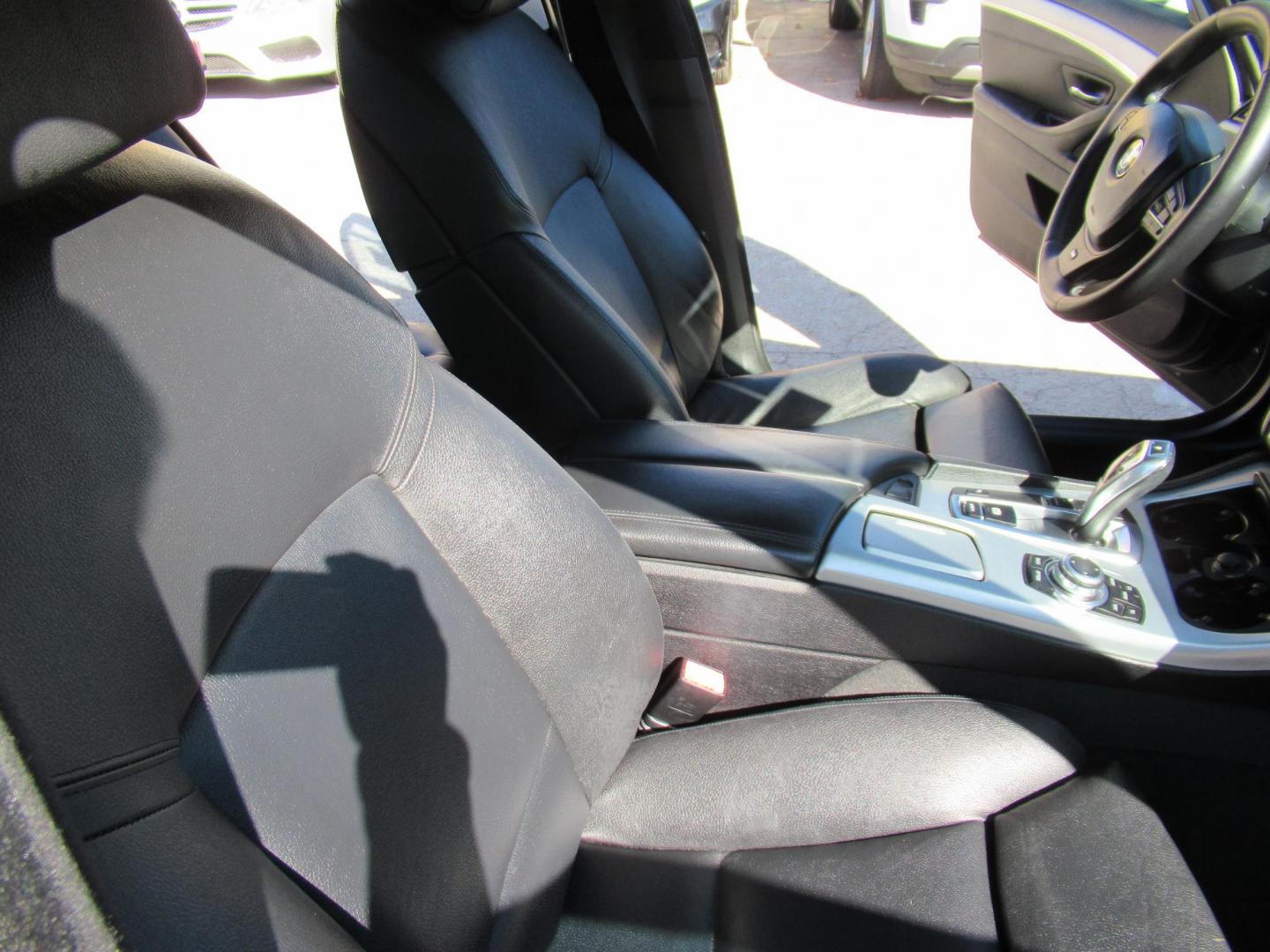 2012 BMW 5-Series 535i (WBAFR7C52CC) with an 3.0L L6 DOHC 24V engine, Automatic transmission, located at 1511 North Shepherd Dr., Houston, TX, 77008, (281) 657-1221, 29.798361, -95.412560 - 2012 BMW 535I VIN: WBAFR7C52CC808804 W B A F R 7 C 5 2 C C 8 0 8 8 0 4 SEDAN 4 DR 3.0L I6 F DOHC 24V GASOLINE REAR WHEEL DRIVE - Photo#13