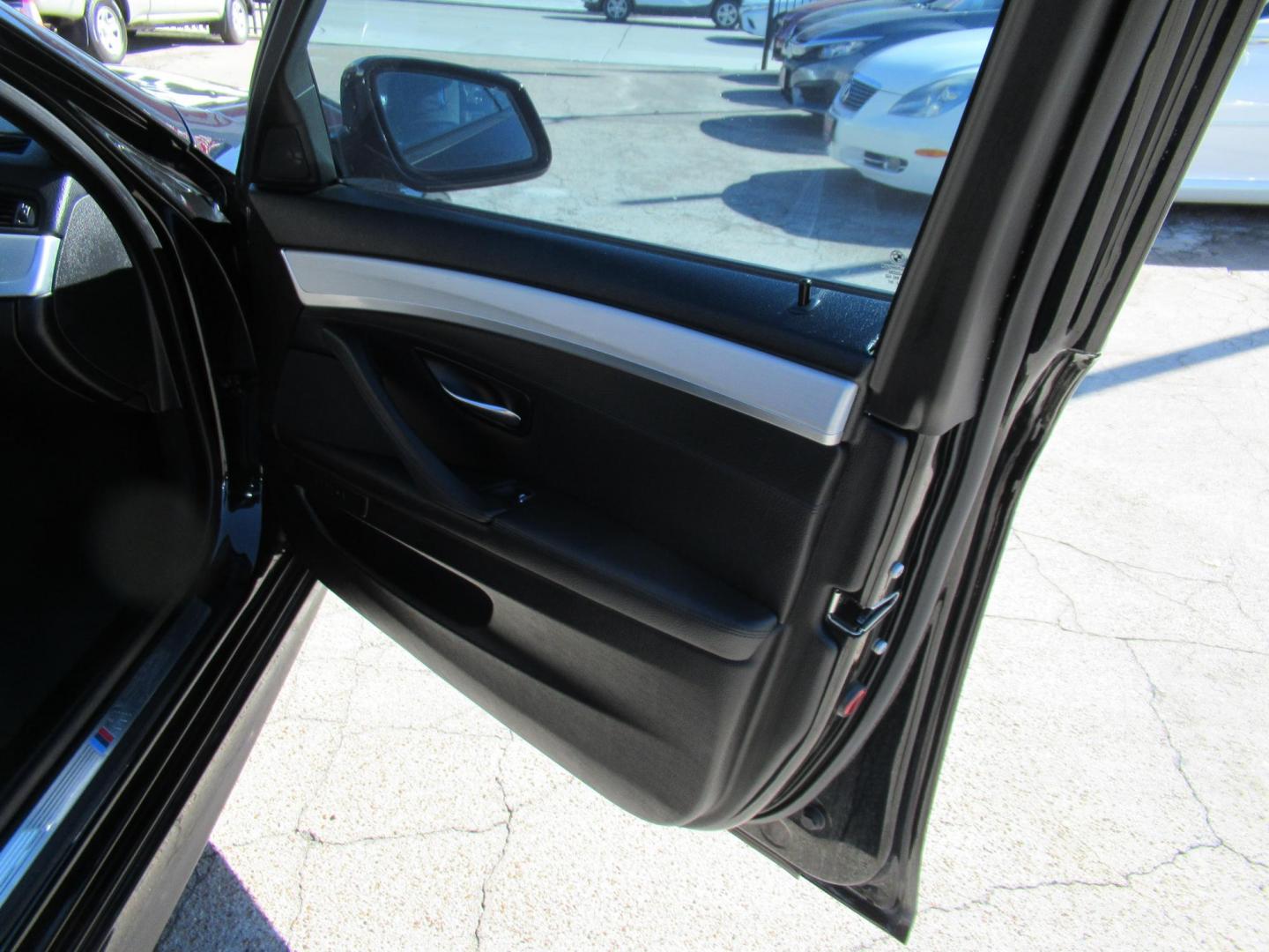 2012 BMW 5-Series 535i (WBAFR7C52CC) with an 3.0L L6 DOHC 24V engine, Automatic transmission, located at 1511 North Shepherd Dr., Houston, TX, 77008, (281) 657-1221, 29.798361, -95.412560 - 2012 BMW 535I VIN: WBAFR7C52CC808804 W B A F R 7 C 5 2 C C 8 0 8 8 0 4 SEDAN 4 DR 3.0L I6 F DOHC 24V GASOLINE REAR WHEEL DRIVE - Photo#14