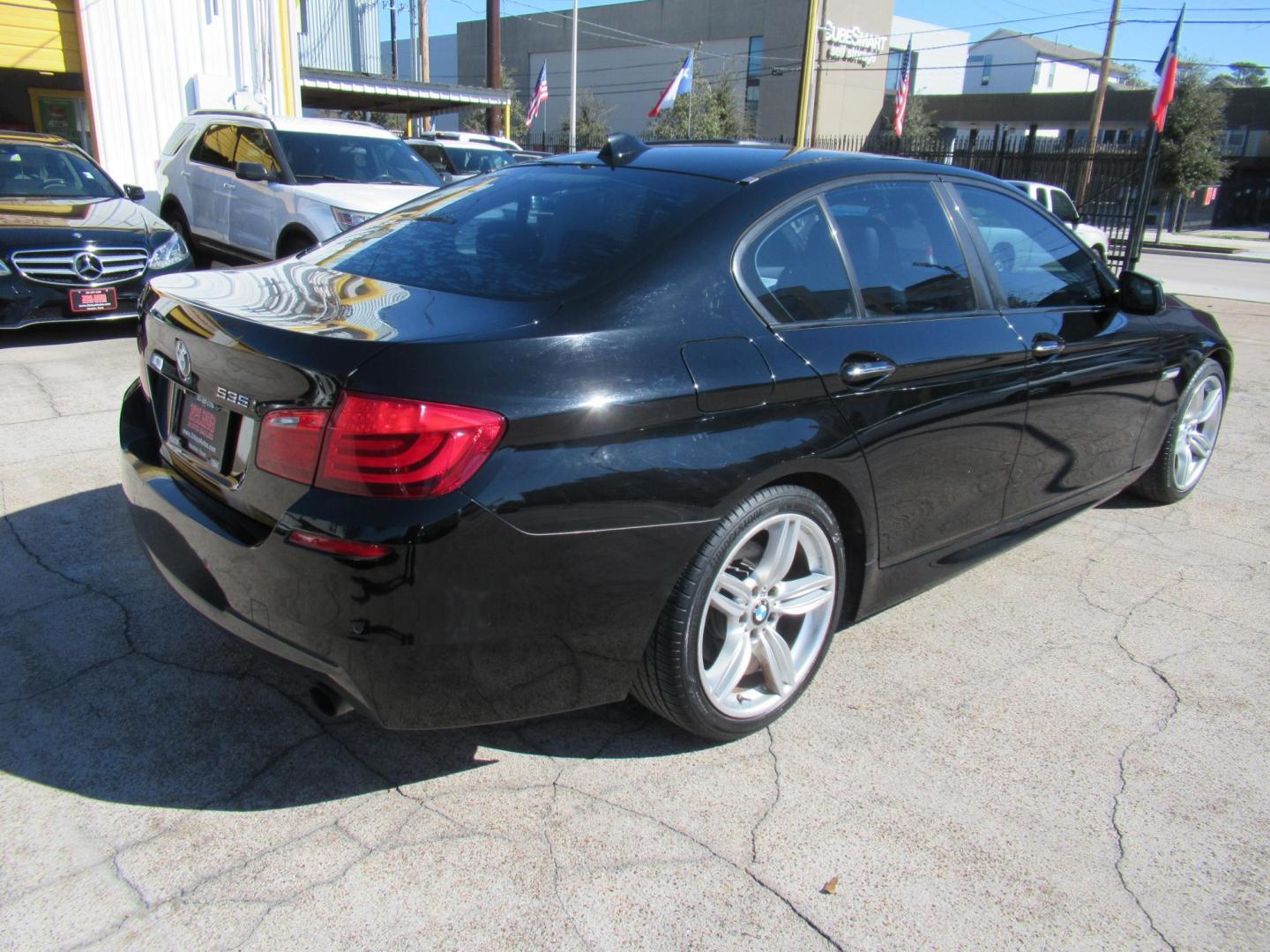 2012 BMW 5-Series 535i (WBAFR7C52CC) with an 3.0L L6 DOHC 24V engine, Automatic transmission, located at 1511 North Shepherd Dr., Houston, TX, 77008, (281) 657-1221, 29.798361, -95.412560 - 2012 BMW 535I VIN: WBAFR7C52CC808804 W B A F R 7 C 5 2 C C 8 0 8 8 0 4 SEDAN 4 DR 3.0L I6 F DOHC 24V GASOLINE REAR WHEEL DRIVE - Photo#16
