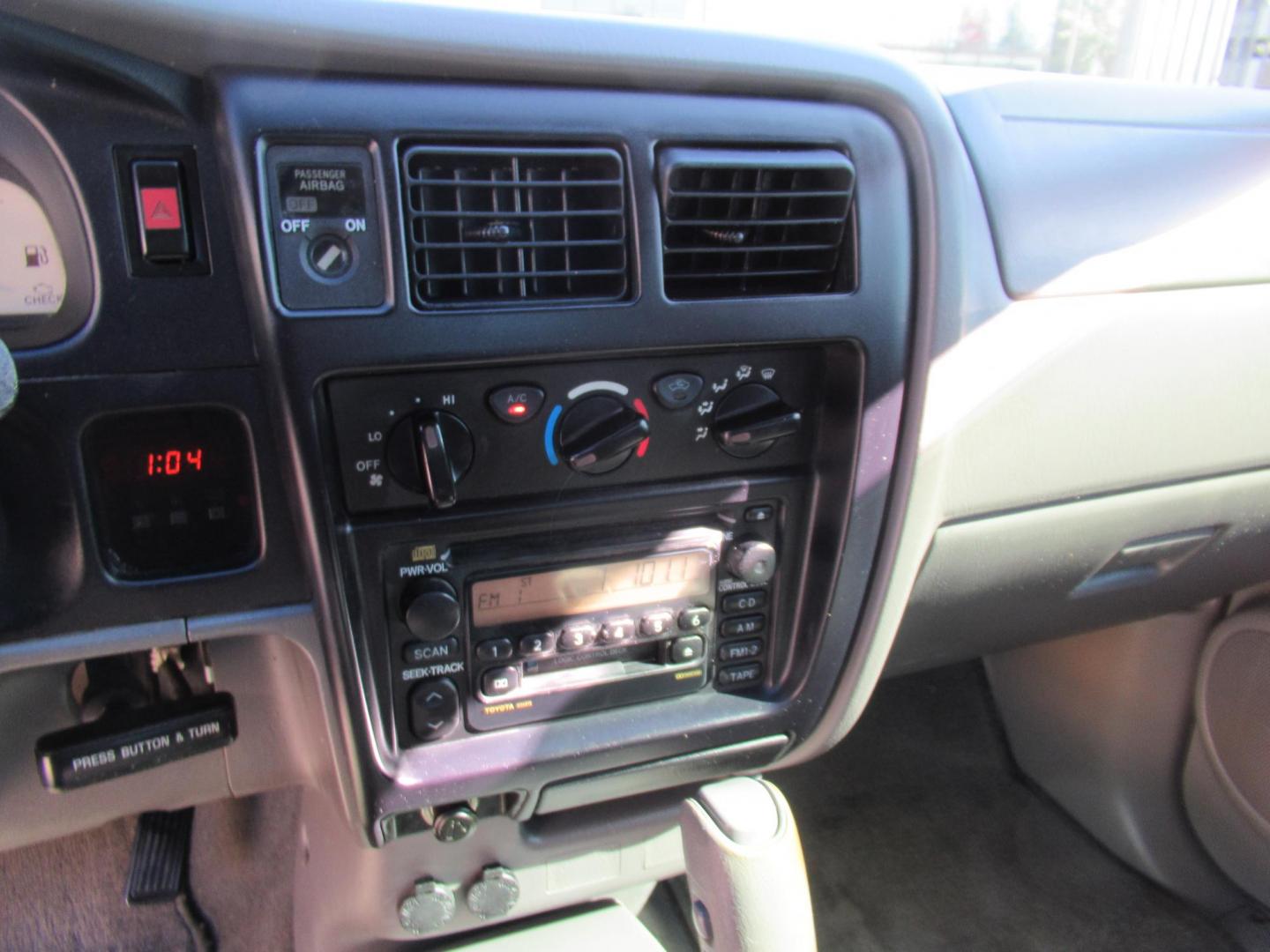 2004 Silver /Gray Toyota Tacoma Xtracab 2WD (5TEVL52N64Z) with an 2.4L L4 DOHC 16V engine, Automatic transmission, located at 1511 North Shepherd Dr., Houston, TX, 77008, (281) 657-1221, 29.798361, -95.412560 - 2004 TOYOTA TACOMA VIN: 5TEVL52N64Z448400 5 T E V L 5 2 N 6 4 Z 4 4 8 4 0 0 CLUB CAB PICKUP 2.4L I4 F DOHC 16V GASOLINE REAR WHEEL DRIVE - Photo#4