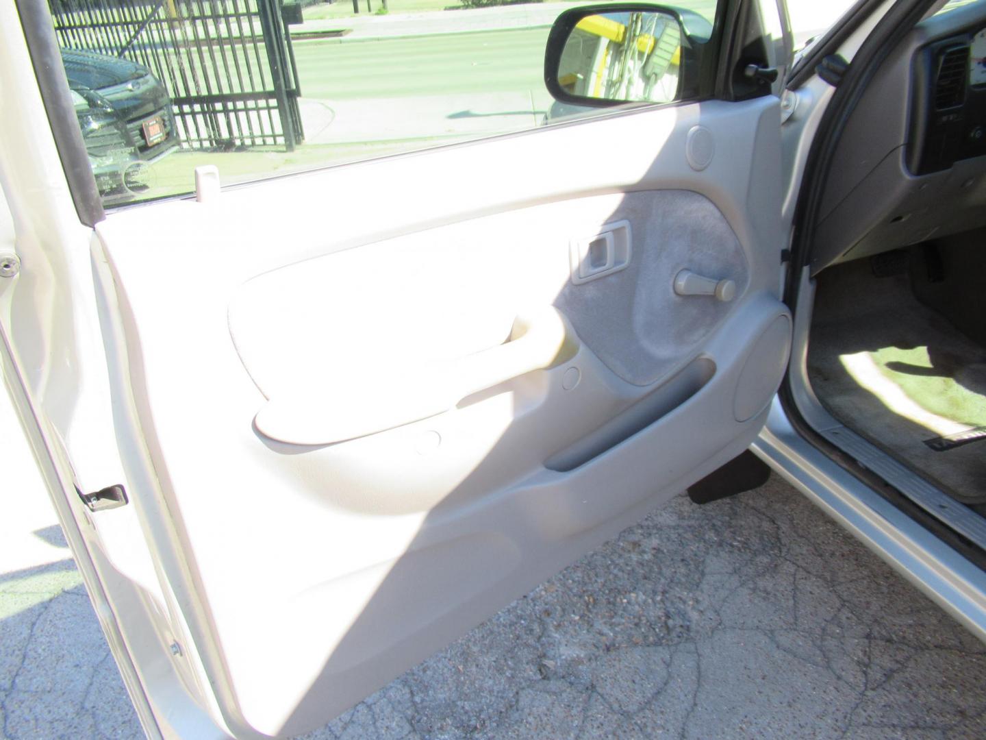 2004 Silver /Gray Toyota Tacoma Xtracab 2WD (5TEVL52N64Z) with an 2.4L L4 DOHC 16V engine, Automatic transmission, located at 1511 North Shepherd Dr., Houston, TX, 77008, (281) 657-1221, 29.798361, -95.412560 - 2004 TOYOTA TACOMA VIN: 5TEVL52N64Z448400 5 T E V L 5 2 N 6 4 Z 4 4 8 4 0 0 CLUB CAB PICKUP 2.4L I4 F DOHC 16V GASOLINE REAR WHEEL DRIVE - Photo#9