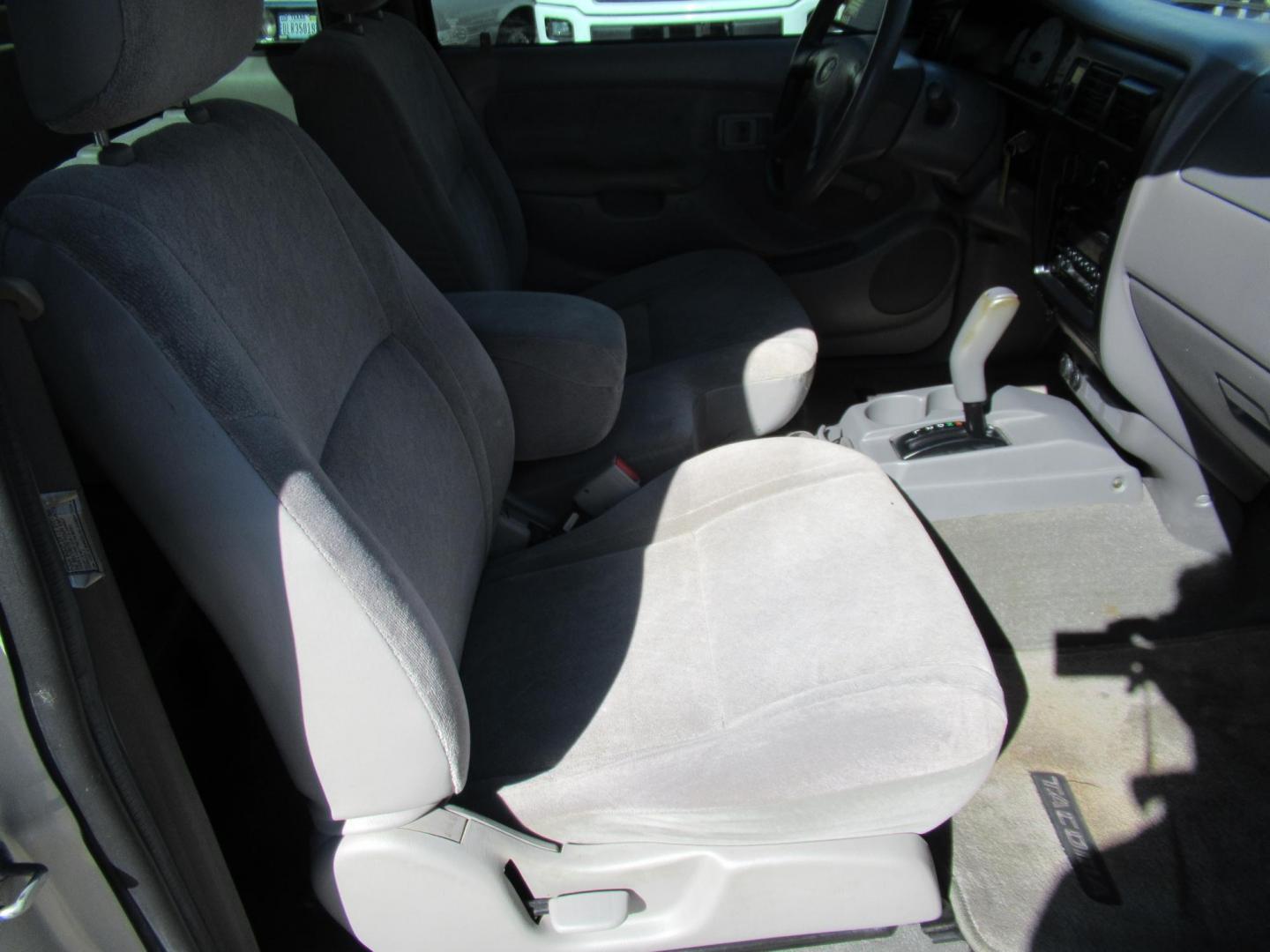 2004 Silver /Gray Toyota Tacoma Xtracab 2WD (5TEVL52N64Z) with an 2.4L L4 DOHC 16V engine, Automatic transmission, located at 1511 North Shepherd Dr., Houston, TX, 77008, (281) 657-1221, 29.798361, -95.412560 - 2004 TOYOTA TACOMA VIN: 5TEVL52N64Z448400 5 T E V L 5 2 N 6 4 Z 4 4 8 4 0 0 CLUB CAB PICKUP 2.4L I4 F DOHC 16V GASOLINE REAR WHEEL DRIVE - Photo#11